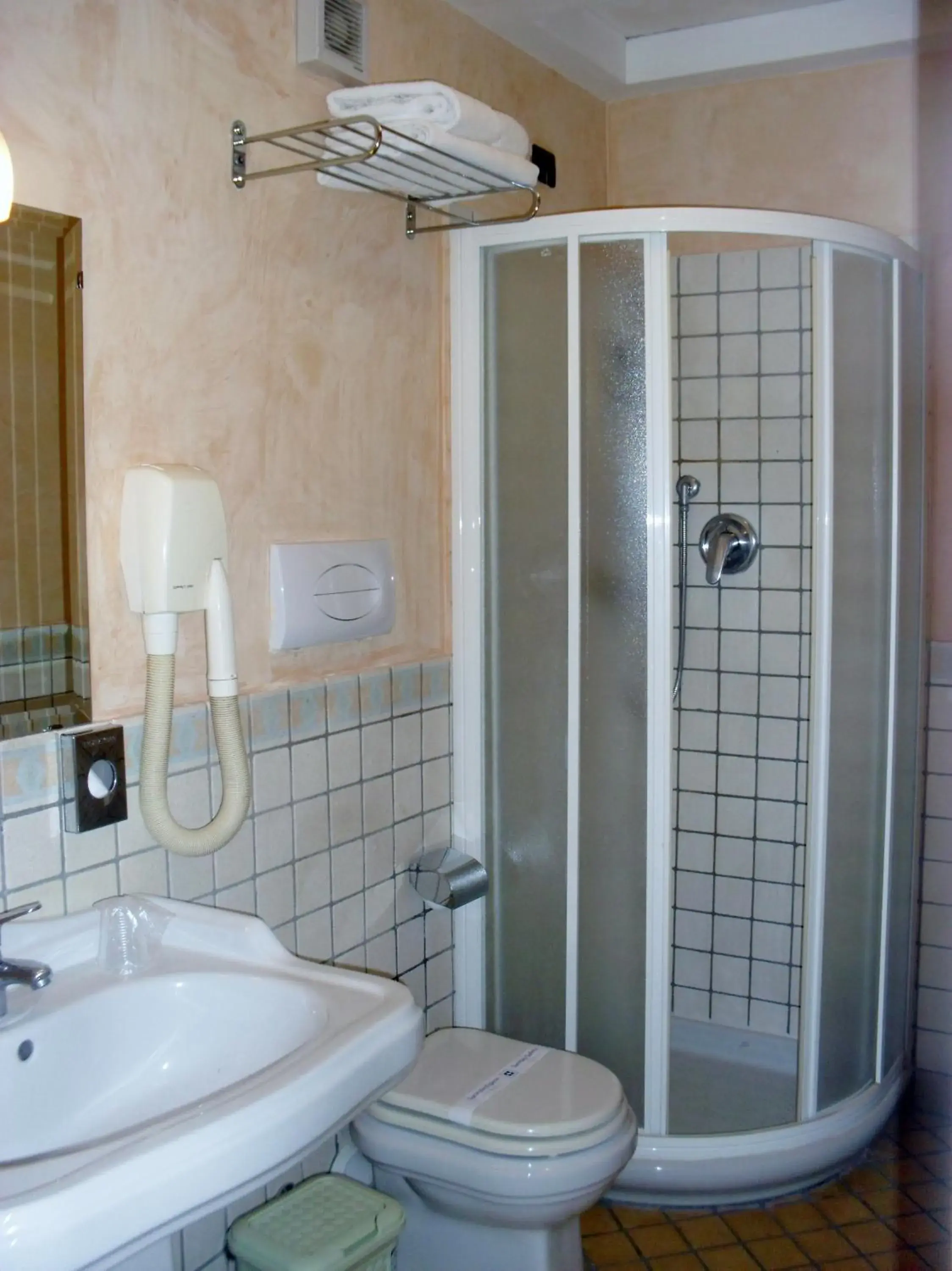 Bathroom in Hotel Clarean