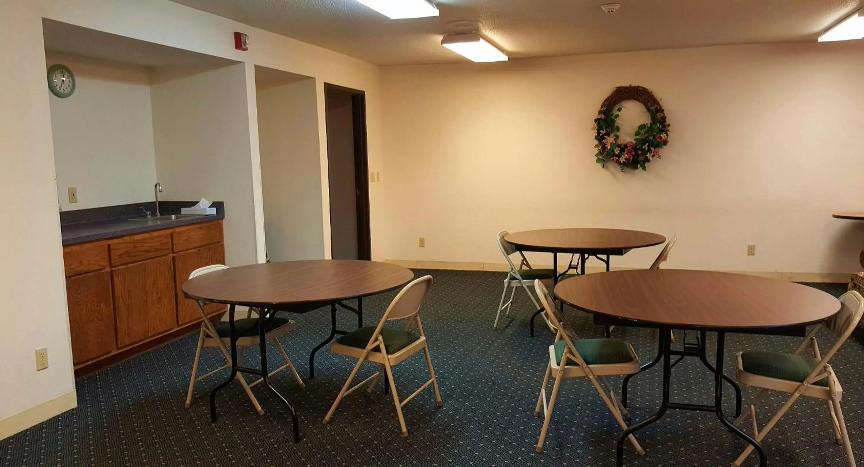 Business facilities, Dining Area in Motel 6-Saukville, WI