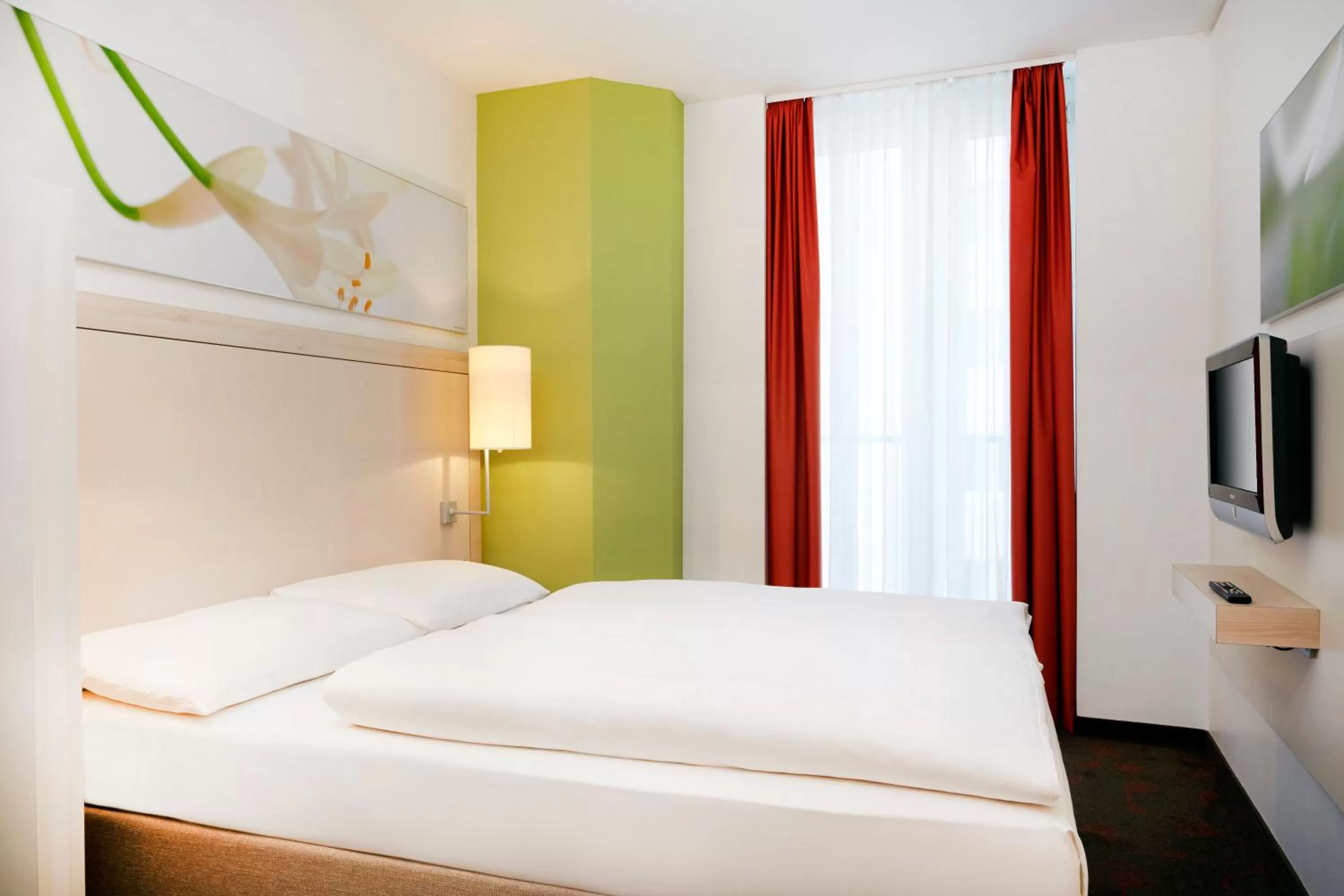 Photo of the whole room, Bed in H+ Hotel München