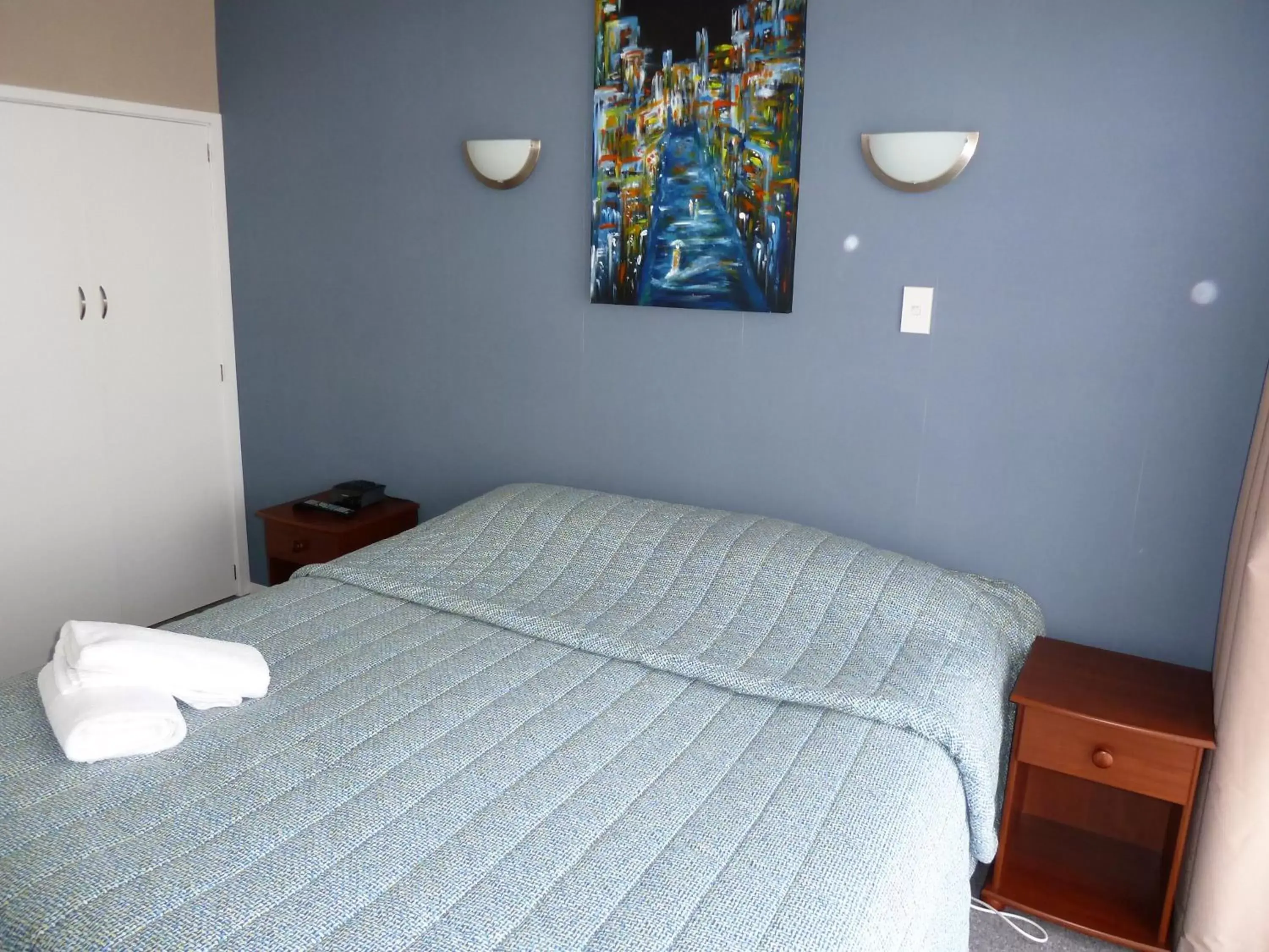 Bedroom, Bed in Monarch Motel
