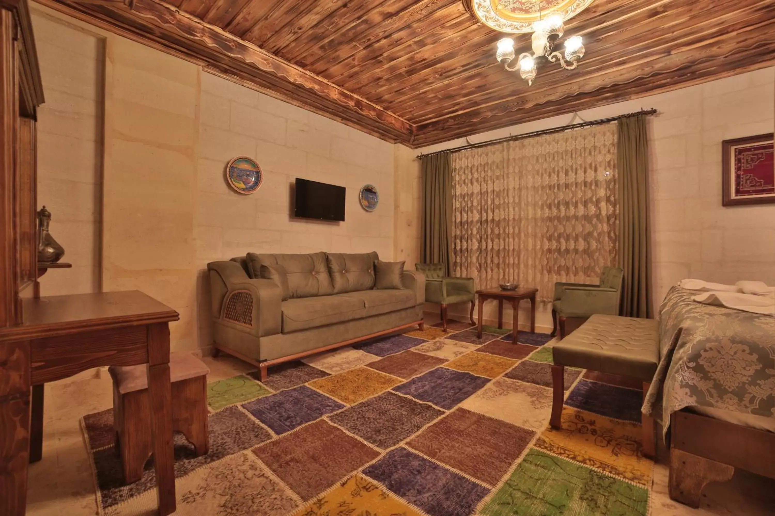 Photo of the whole room, Seating Area in Caravanserai Inn Hotel