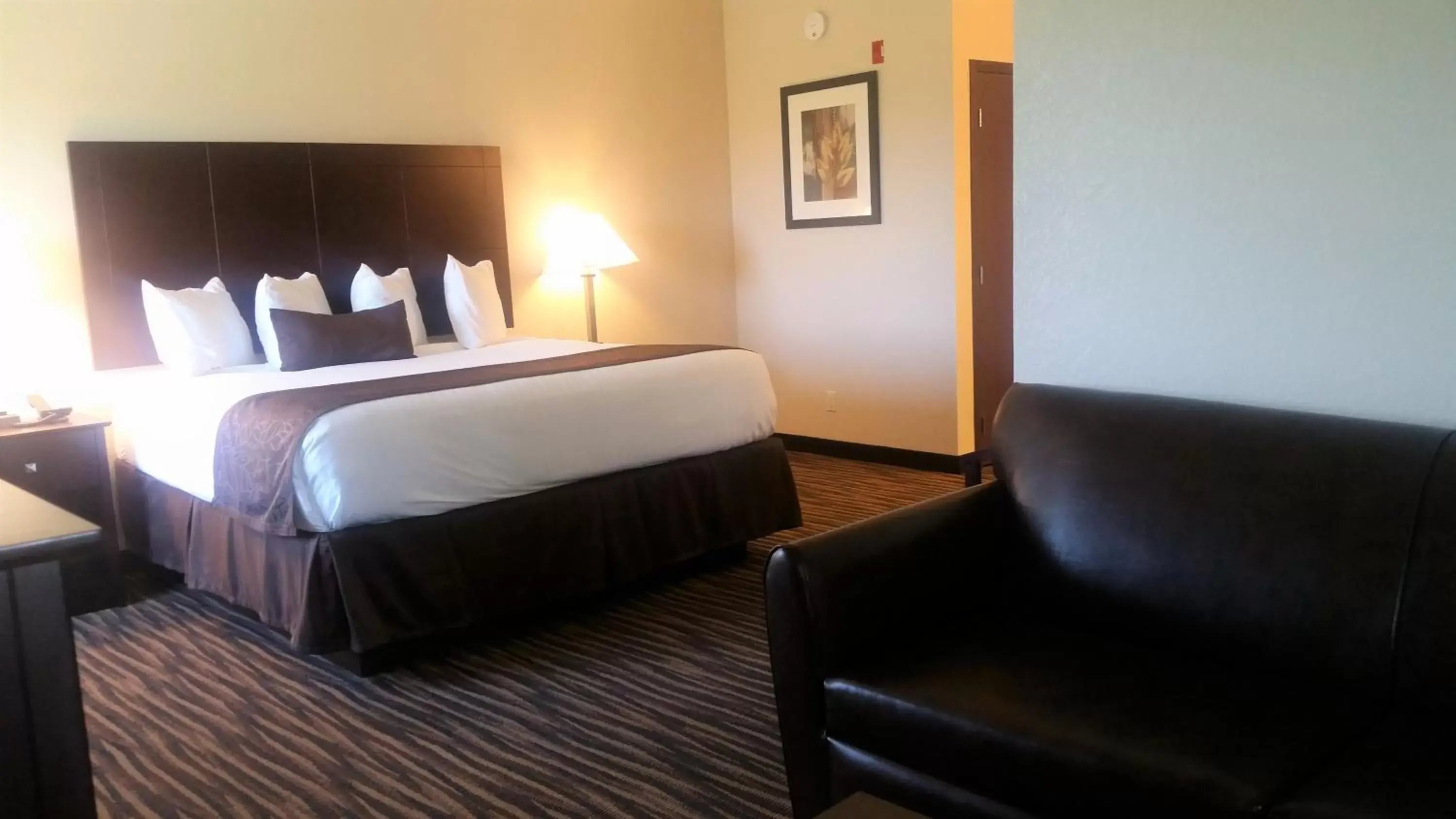 Bed in Cobblestone Inn & Suites Maryville