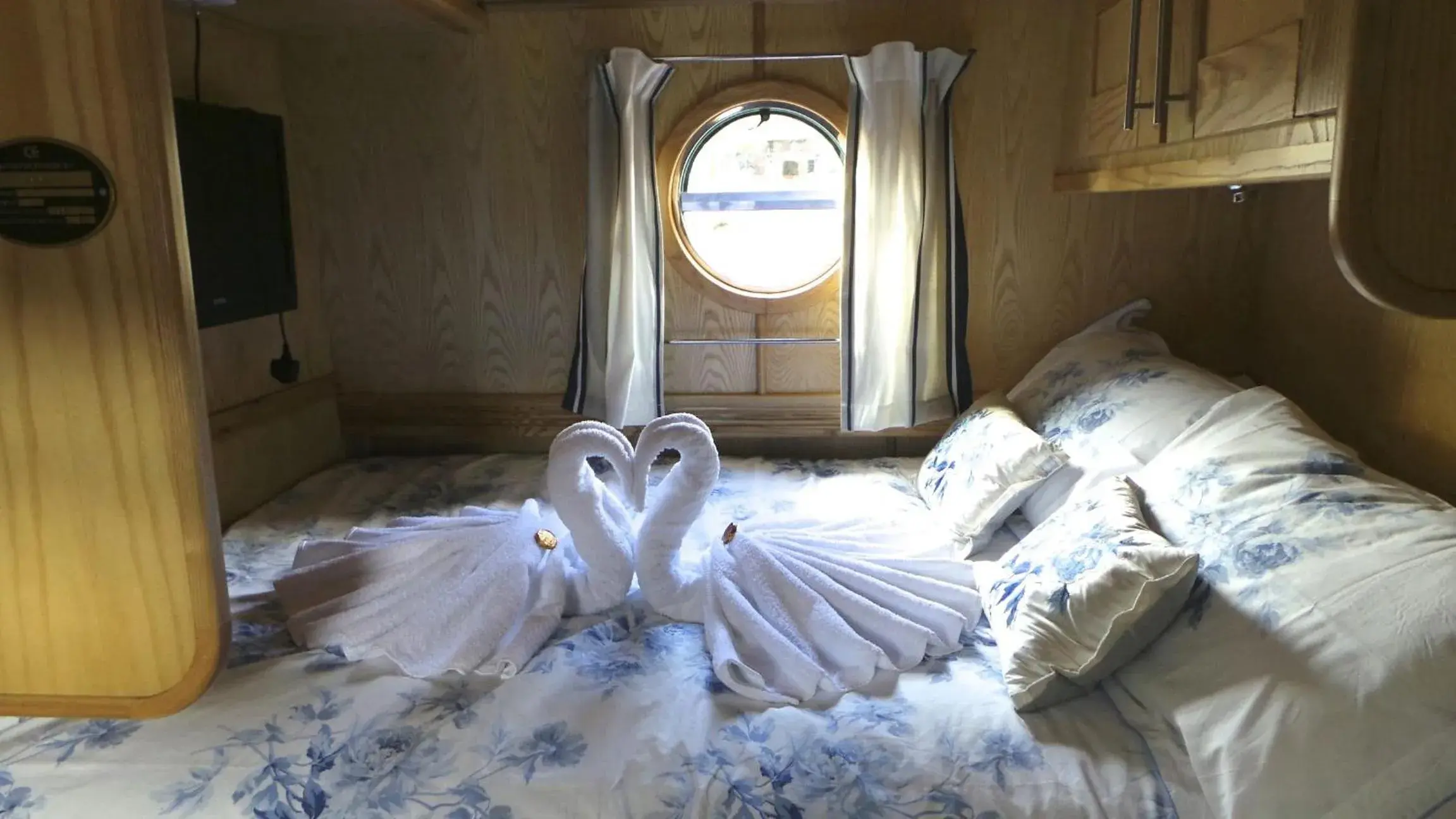 Bedroom, Bed in Houseboat Hotels