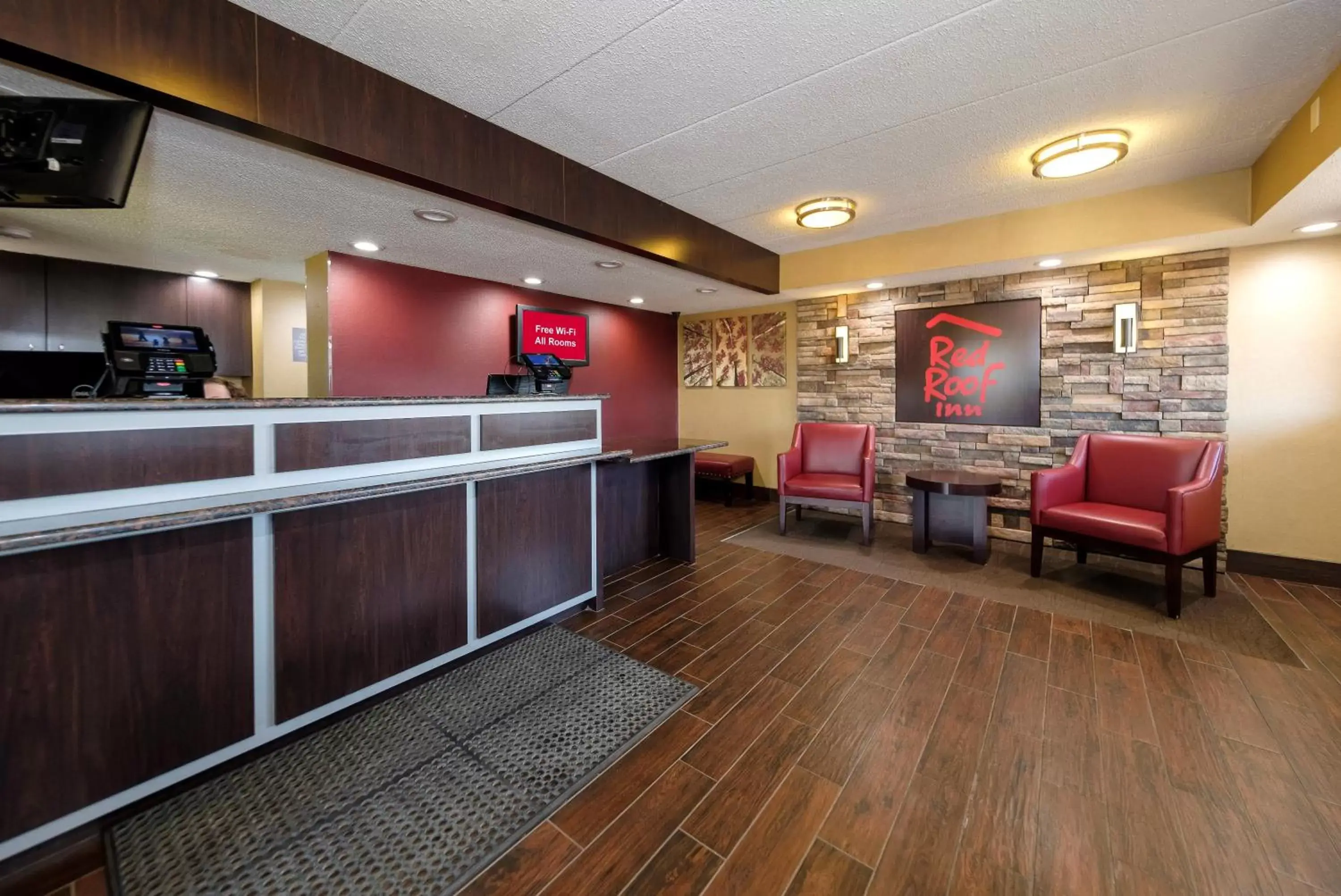 Lobby or reception, Lounge/Bar in Red Roof Inn Lansing East - MSU