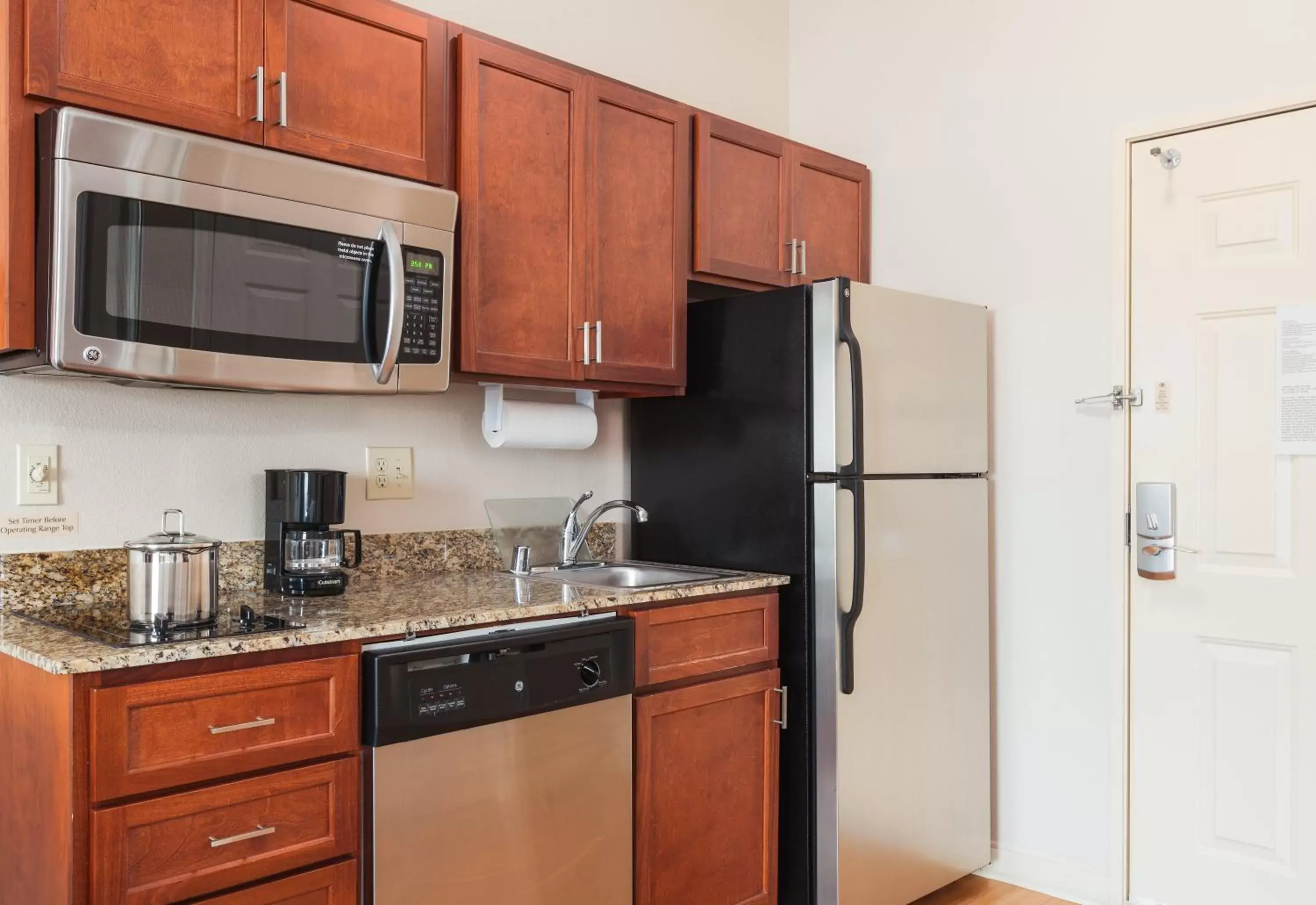 Photo of the whole room, Kitchen/Kitchenette in Candlewood Suites El Paso, an IHG Hotel