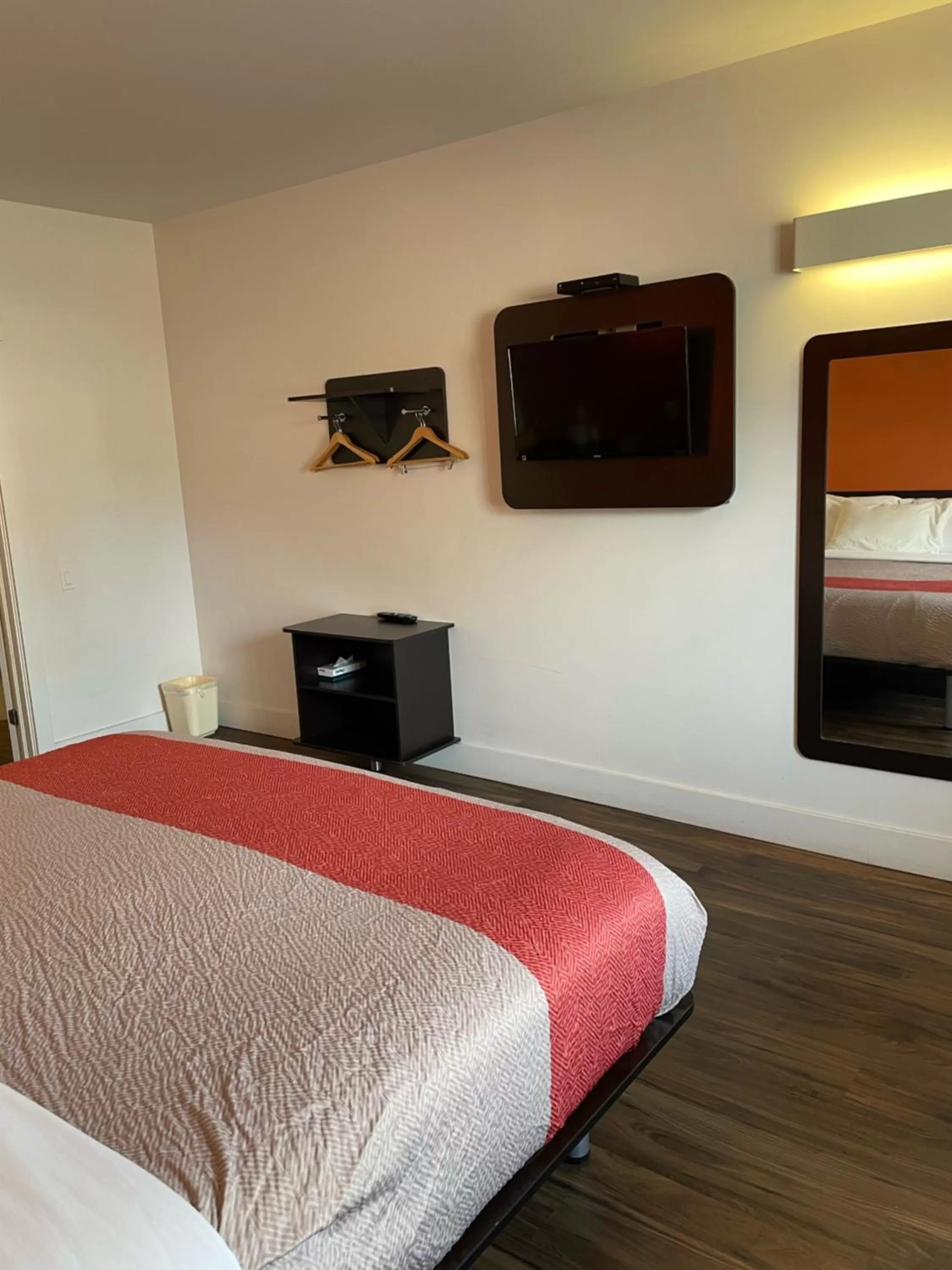 TV and multimedia, Bed in Motel 6-Moncton, NB