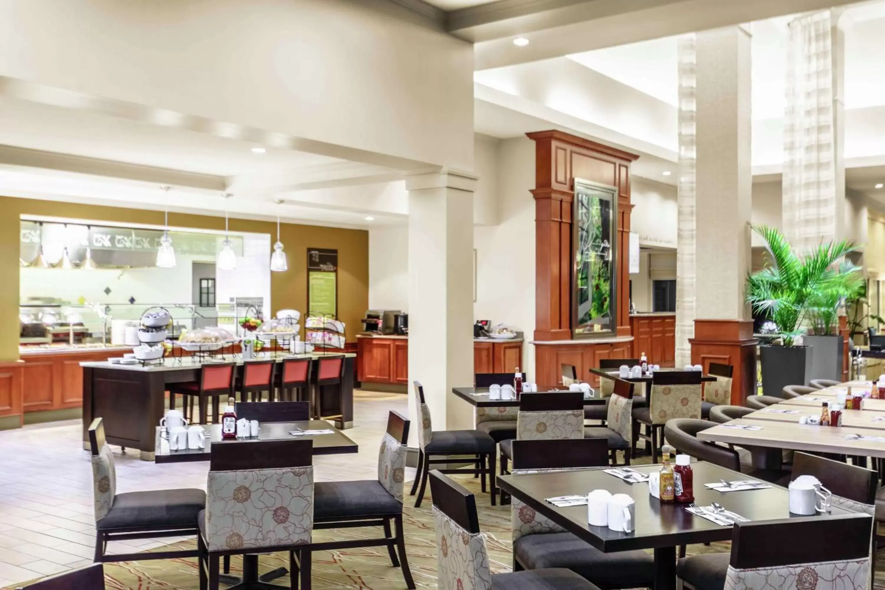 Lobby or reception, Restaurant/Places to Eat in Hilton Garden Inn Independence