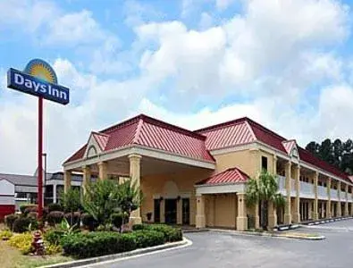 Property Building in Days Inn by Wyndham Dillon