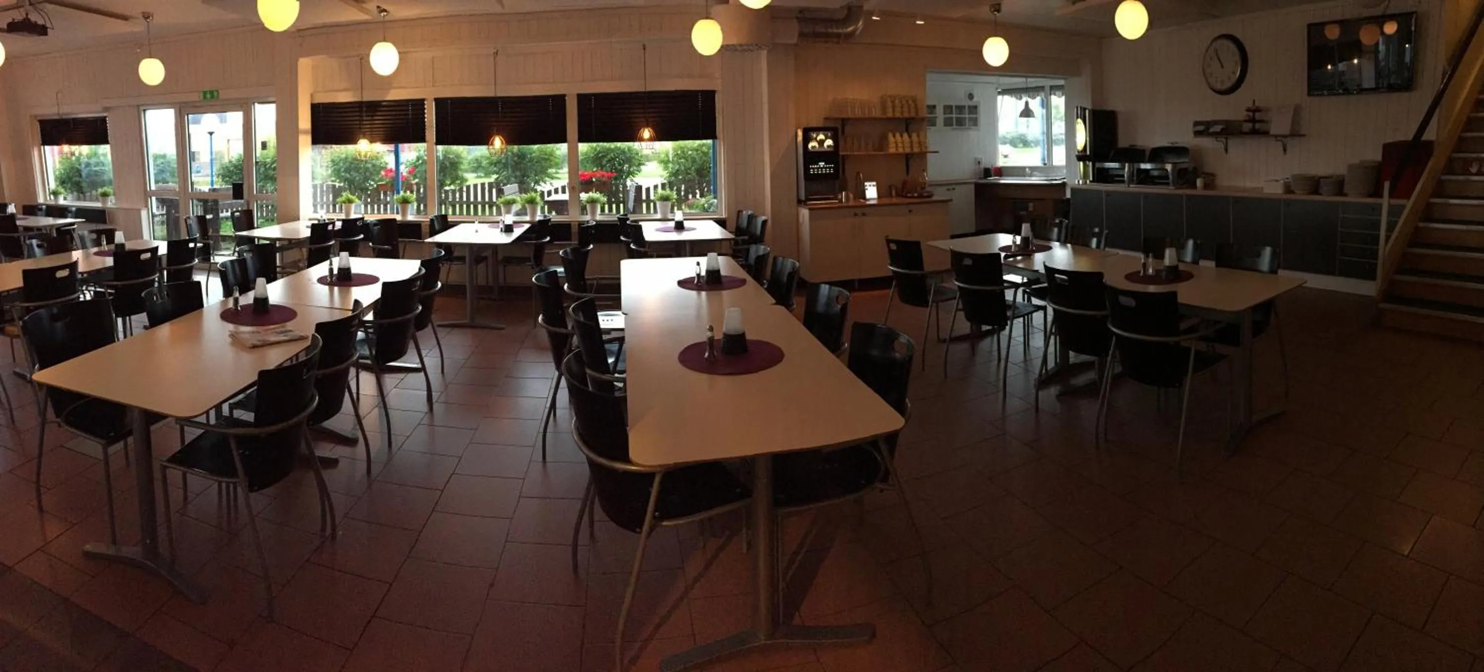 Restaurant/places to eat in Hotel E-10 by First