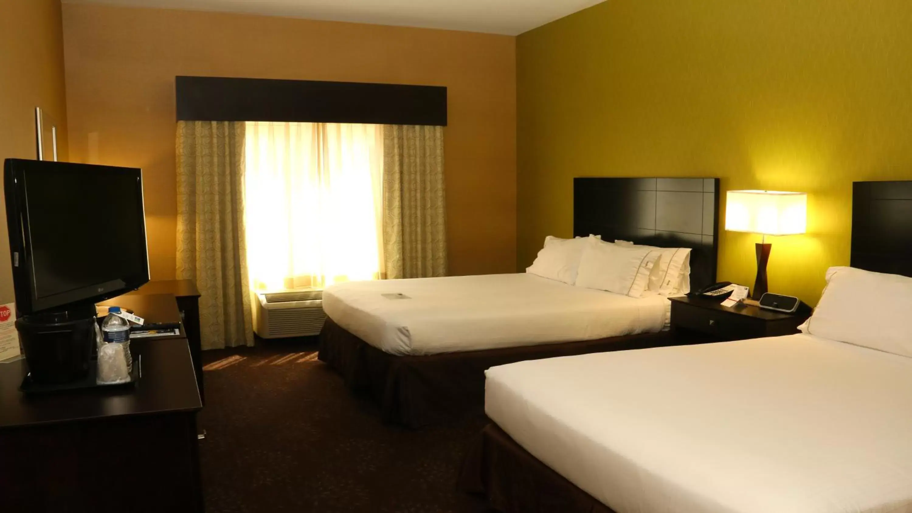 Bedroom, Bed in Holiday Inn Express Hotel & Suites Saginaw, an IHG Hotel