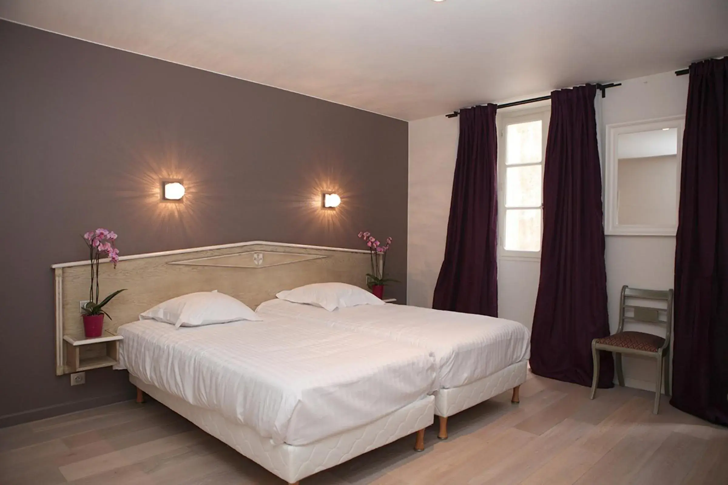 Photo of the whole room, Bed in Hôtel Le Roncevaux
