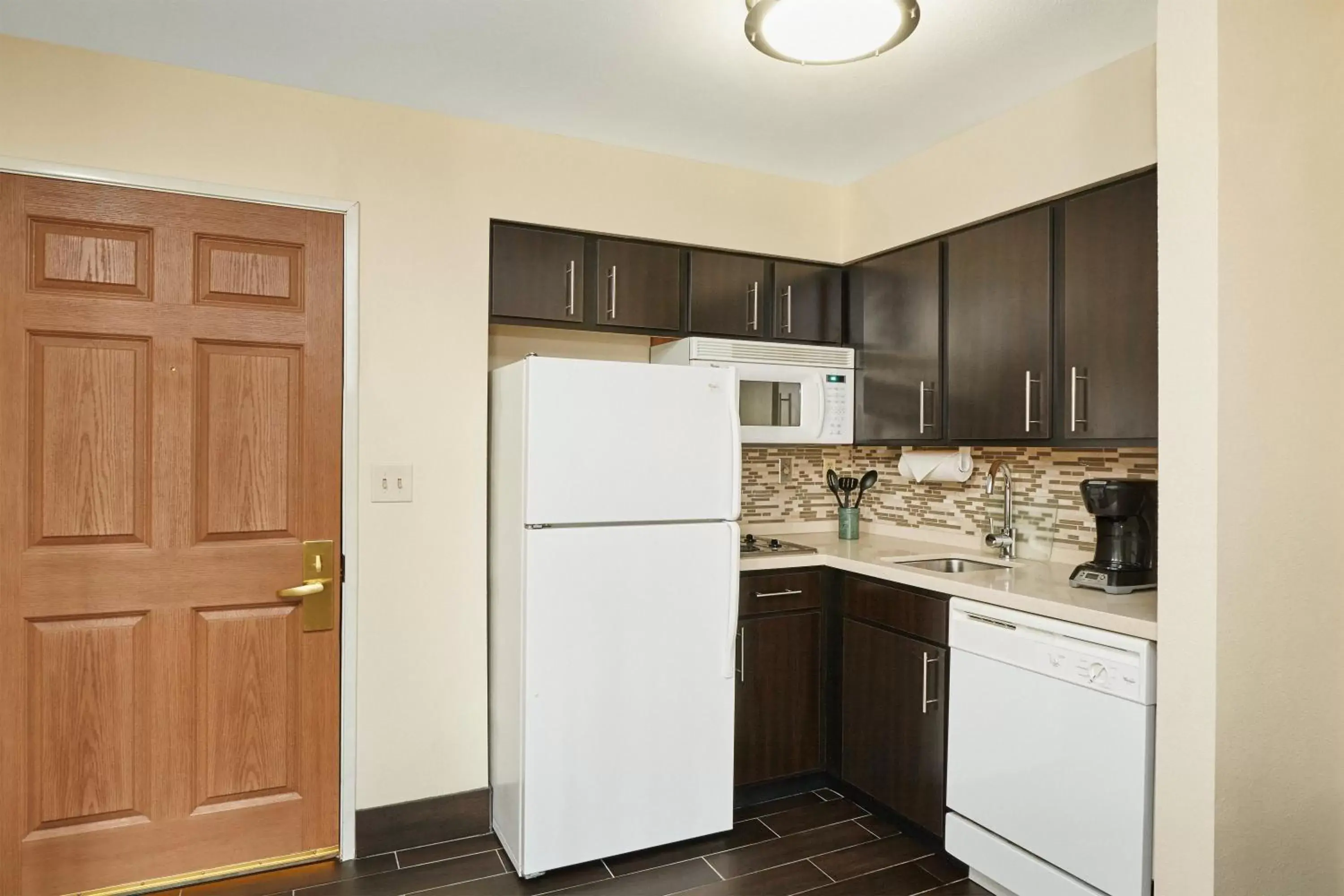 Photo of the whole room, Kitchen/Kitchenette in Staybridge Suites Glenview, an IHG Hotel