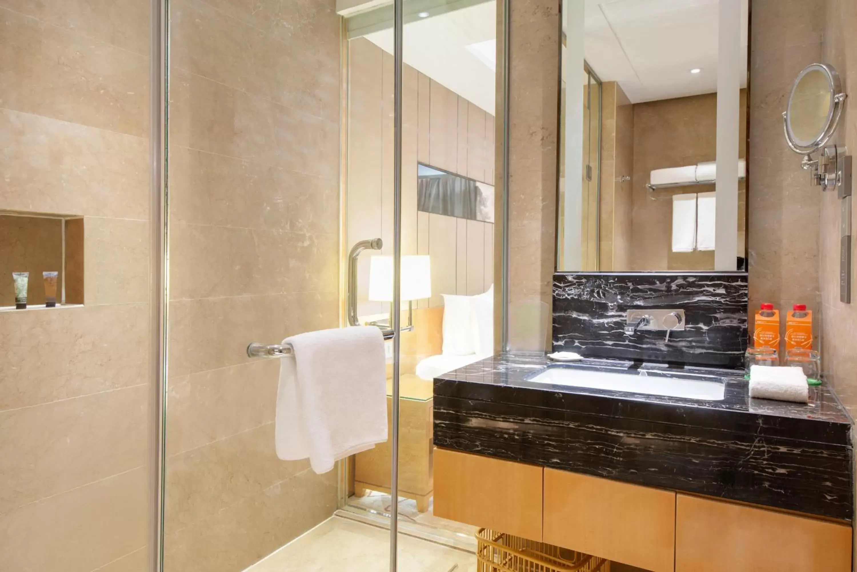 Photo of the whole room, Bathroom in Holiday Inn Chengdu Oriental Plaza, an IHG Hotel