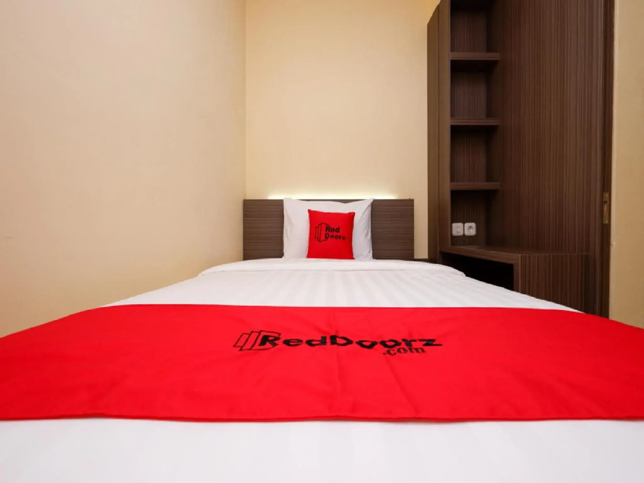 Bedroom, Bed in RedDoorz Plus near Paragon Mall Semarang