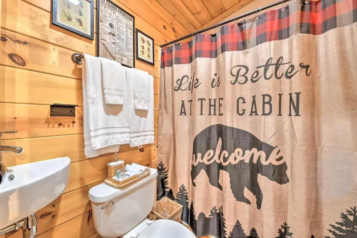 Bathroom in The Lodge Nantahala River