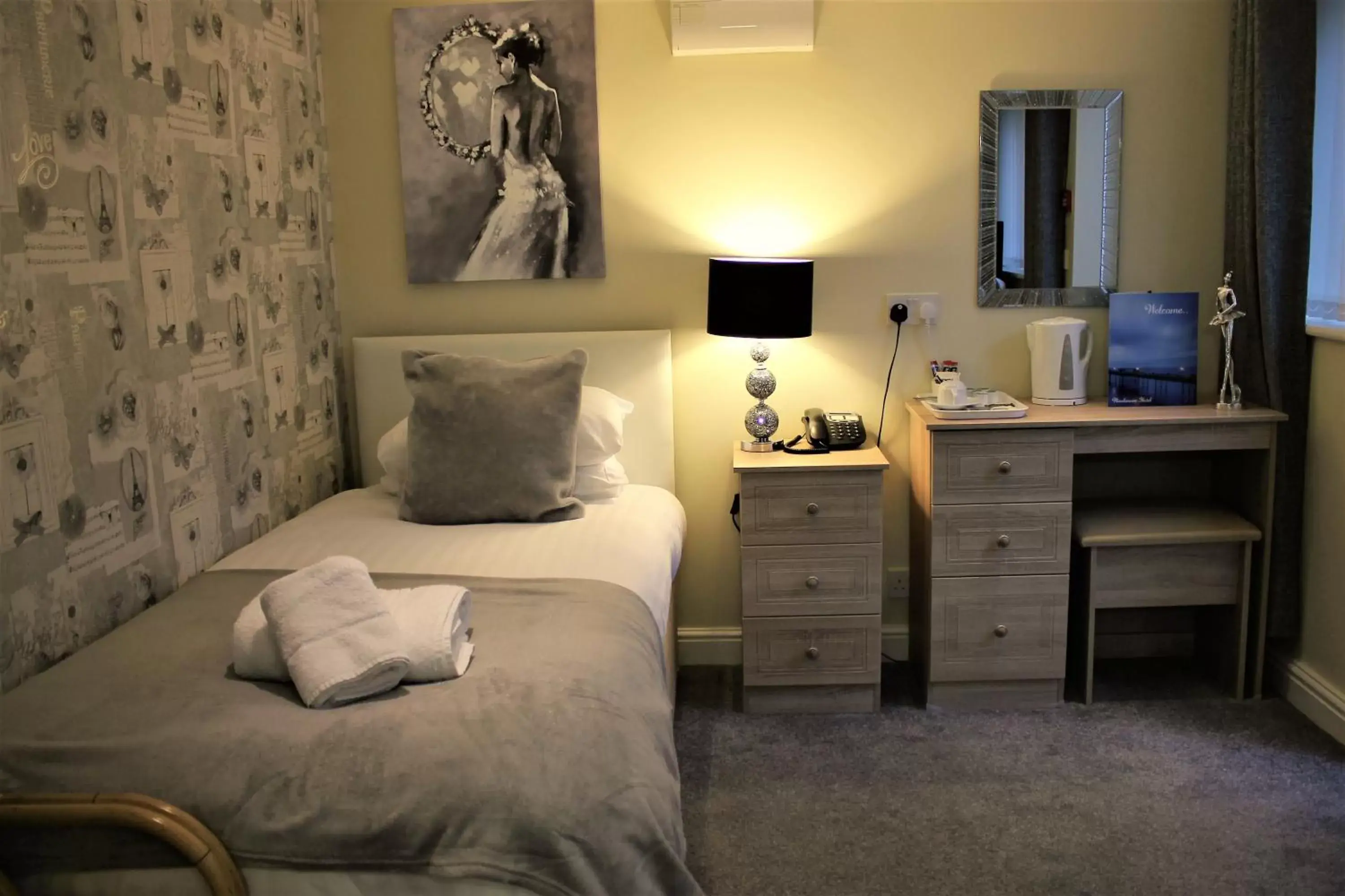 Bedroom, Bed in Winchmore Hotel