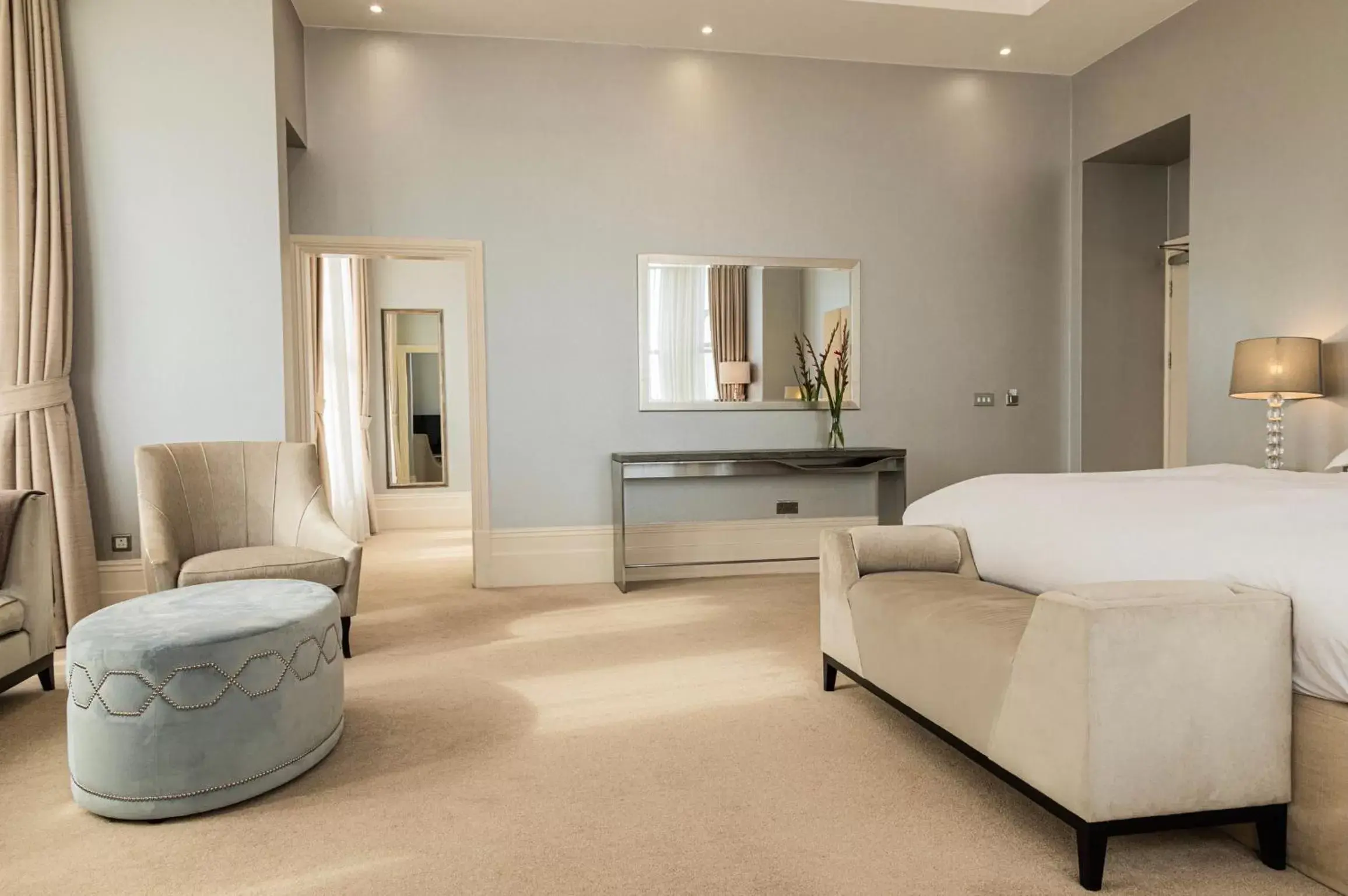 Photo of the whole room, Bed in The Chatsworth Hotel Photo of the whole room, Bed in The Chatsworth Hotel