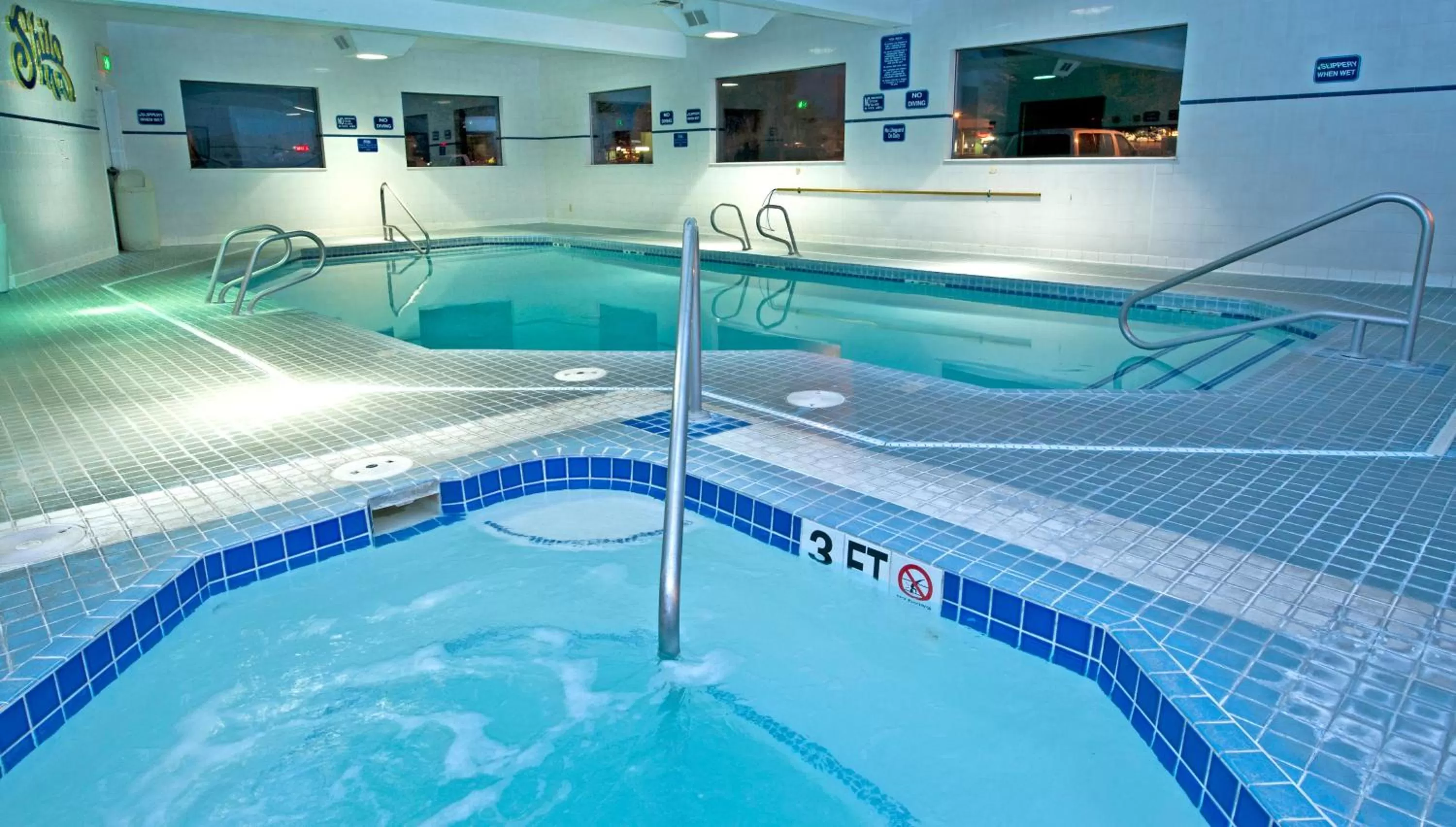 Swimming pool in Shilo Inn Elko