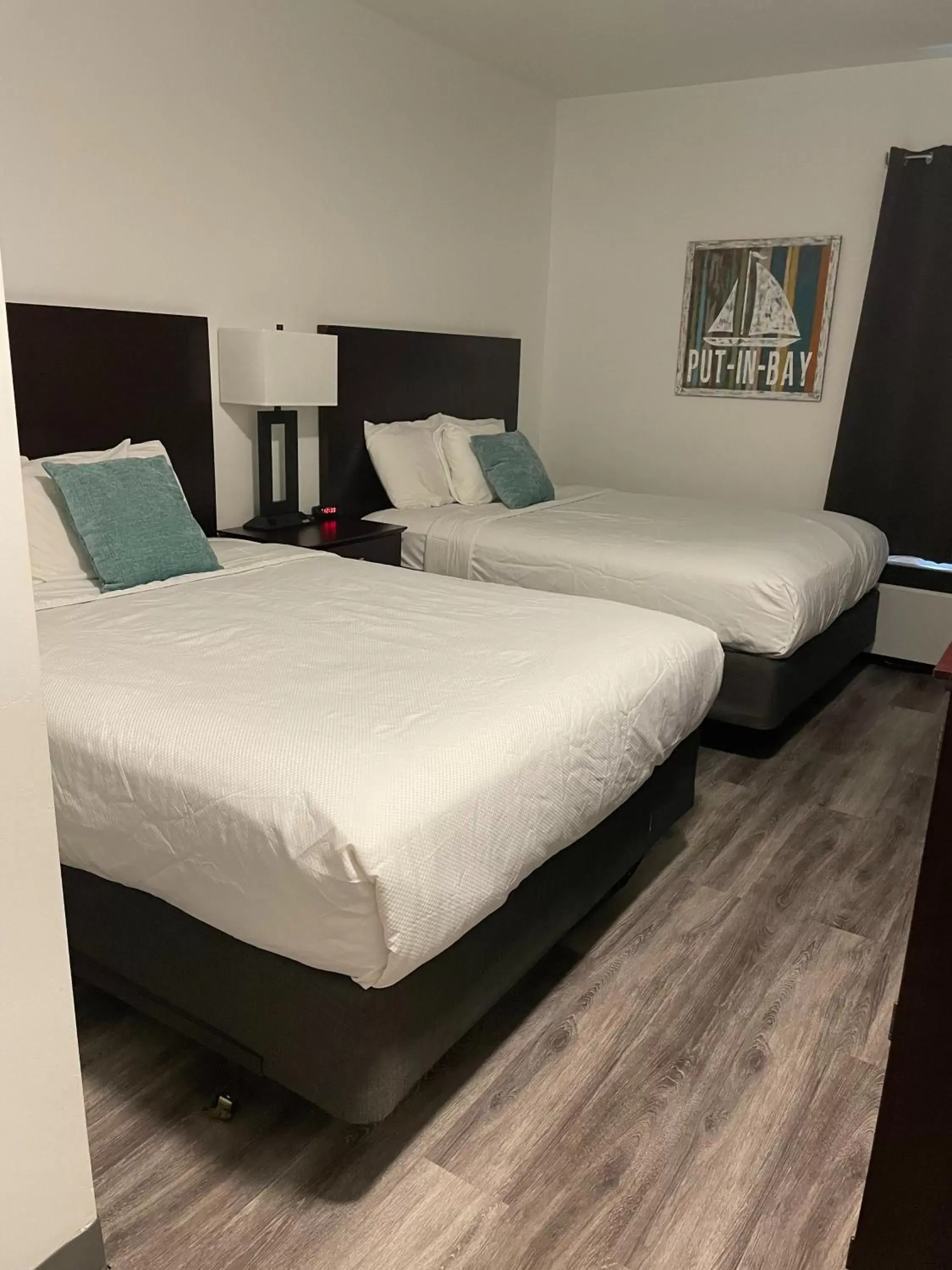 Bedroom, Bed in Bay Lodging Resort