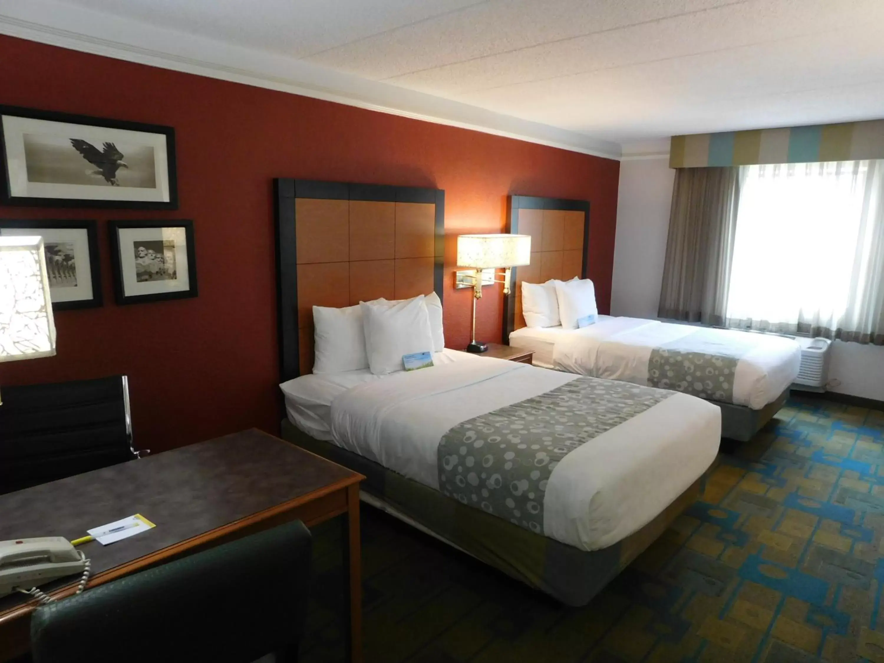 Bedroom, Bed in Days Inn & Suites by Wyndham Schaumburg- Woodfield Mall