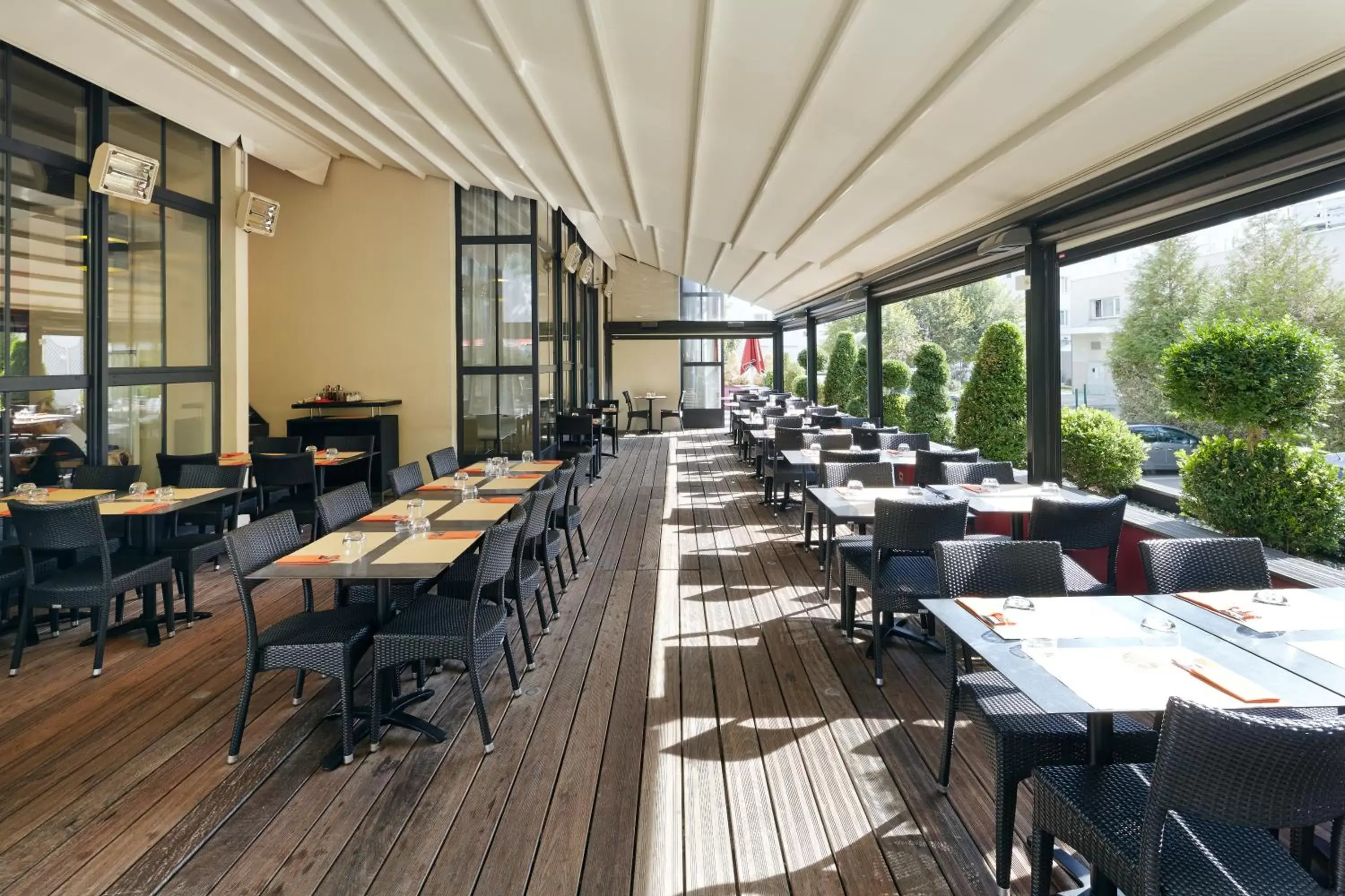 Garden, Restaurant/Places to Eat in ibis Marne La Vallee Champs-sur-Marne