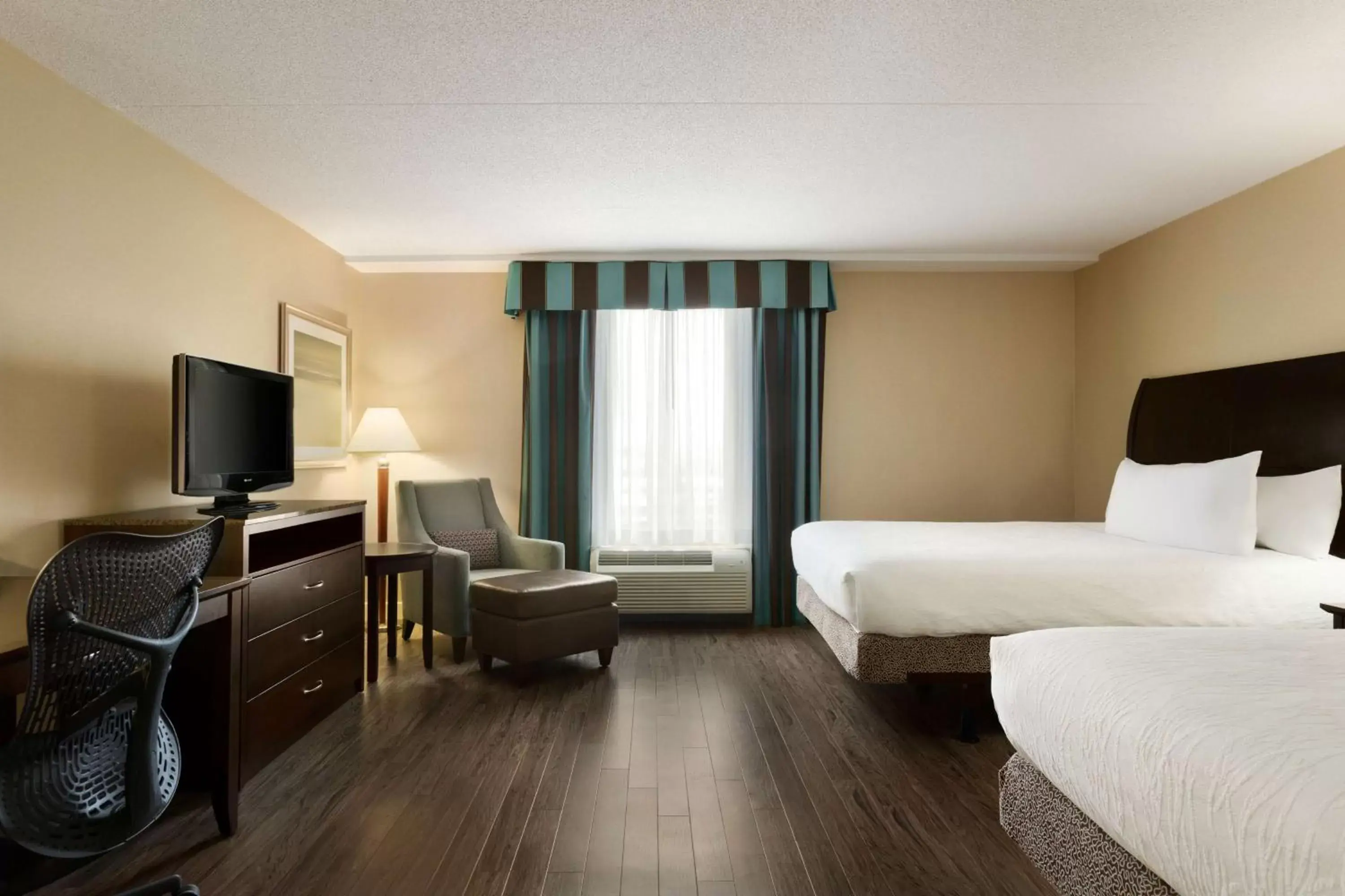 Bedroom, TV/Entertainment Center in Hilton Garden Inn Toronto/Vaughan