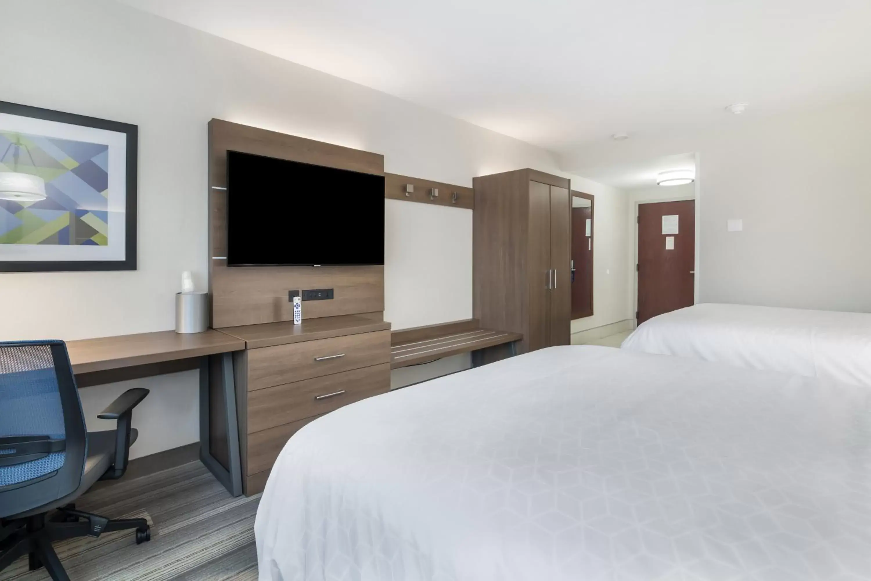 Bedroom, TV/Entertainment Center in Holiday Inn Express - Plymouth, an IHG Hotel