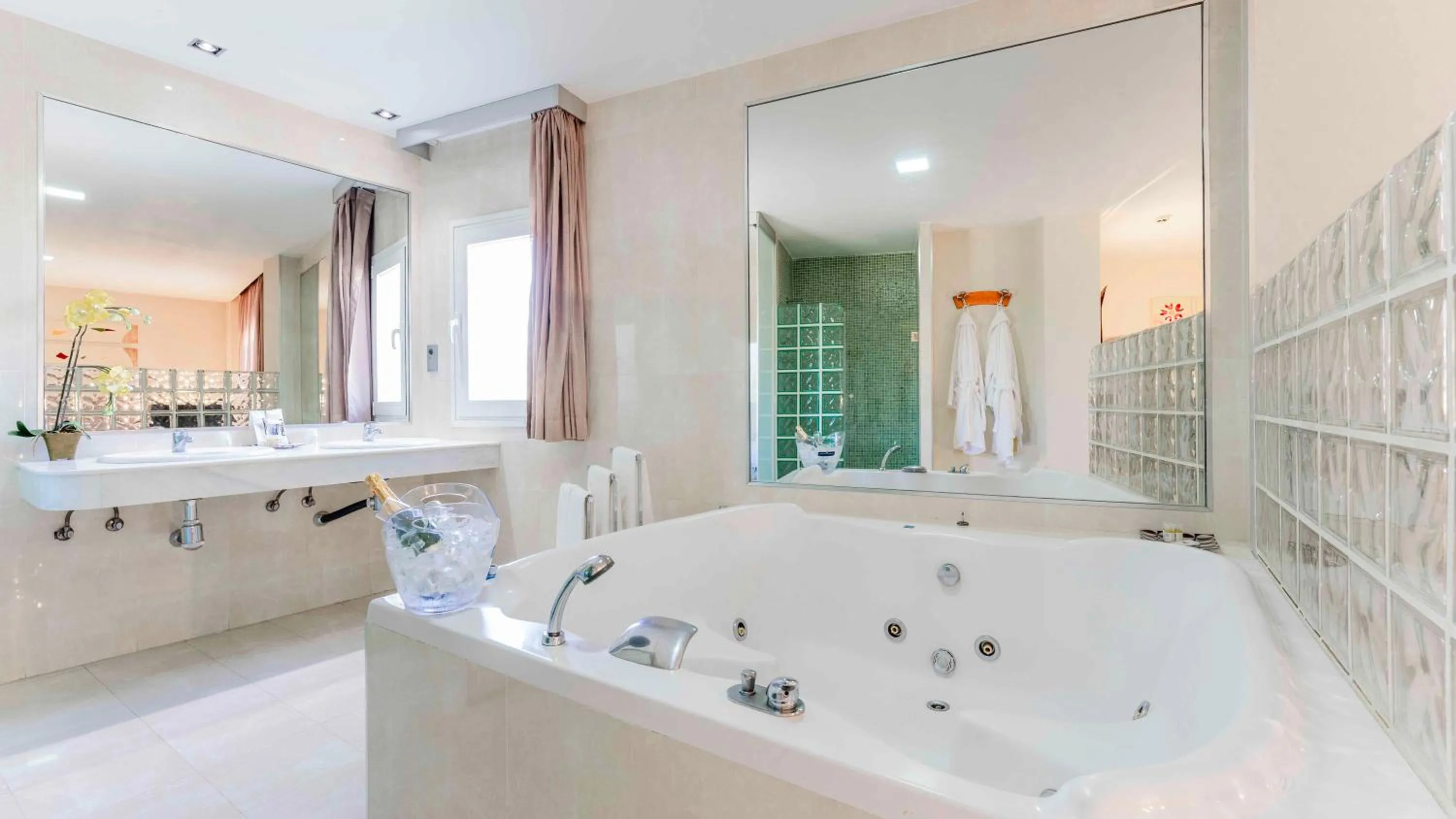 Hot Tub in Checkin Camino de Granada