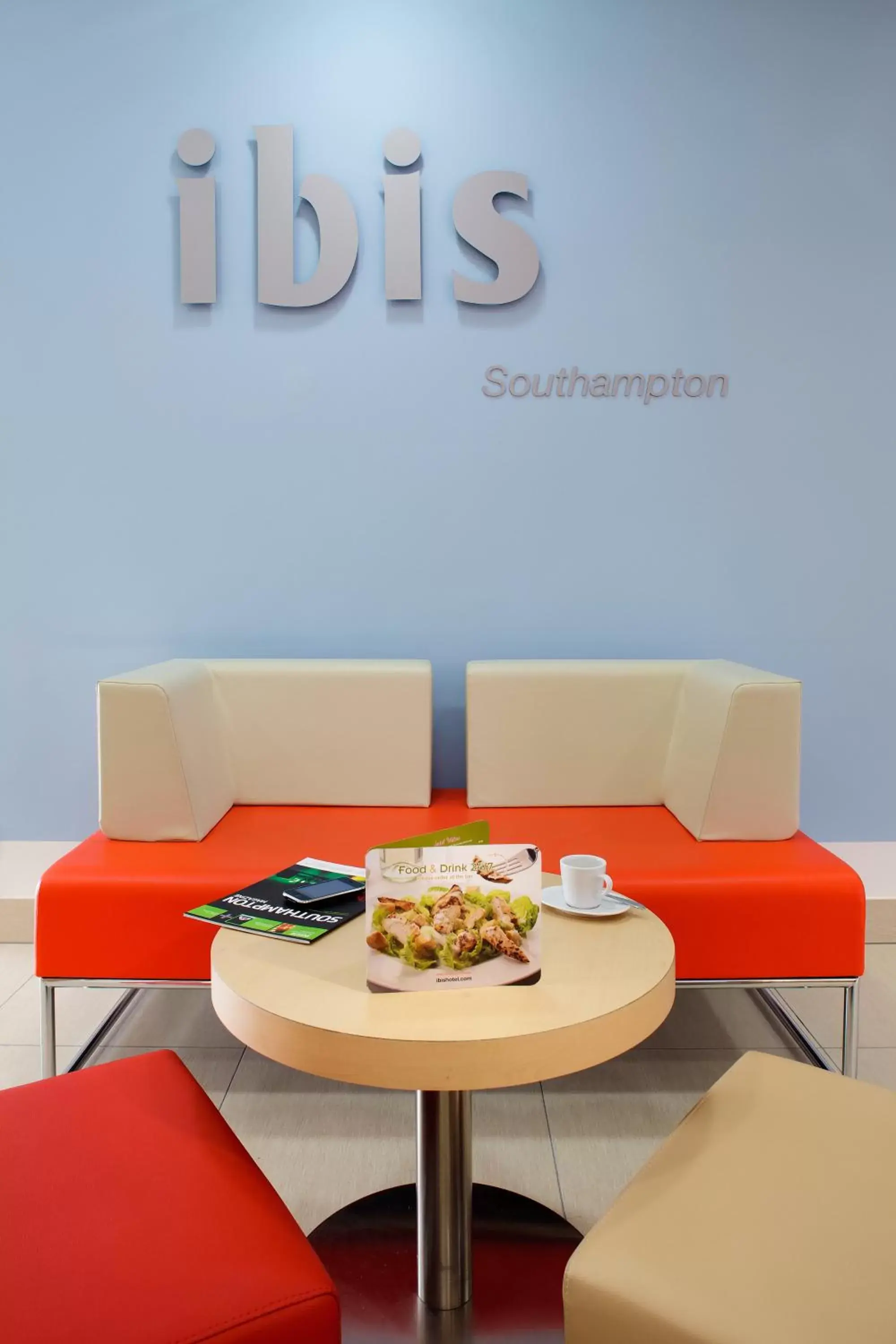 Lobby or reception in ibis Southampton