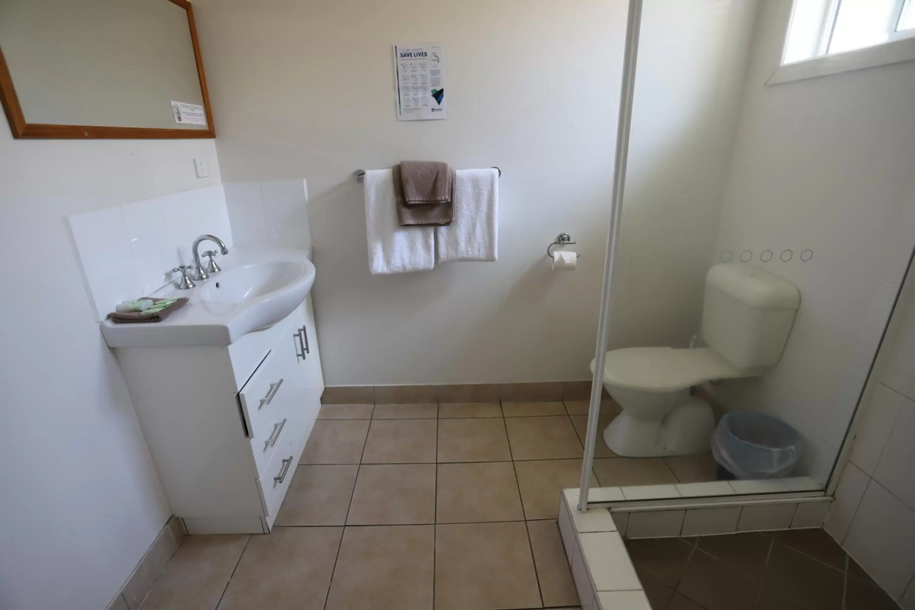 Shower, Bathroom in Tropic Coast Motel