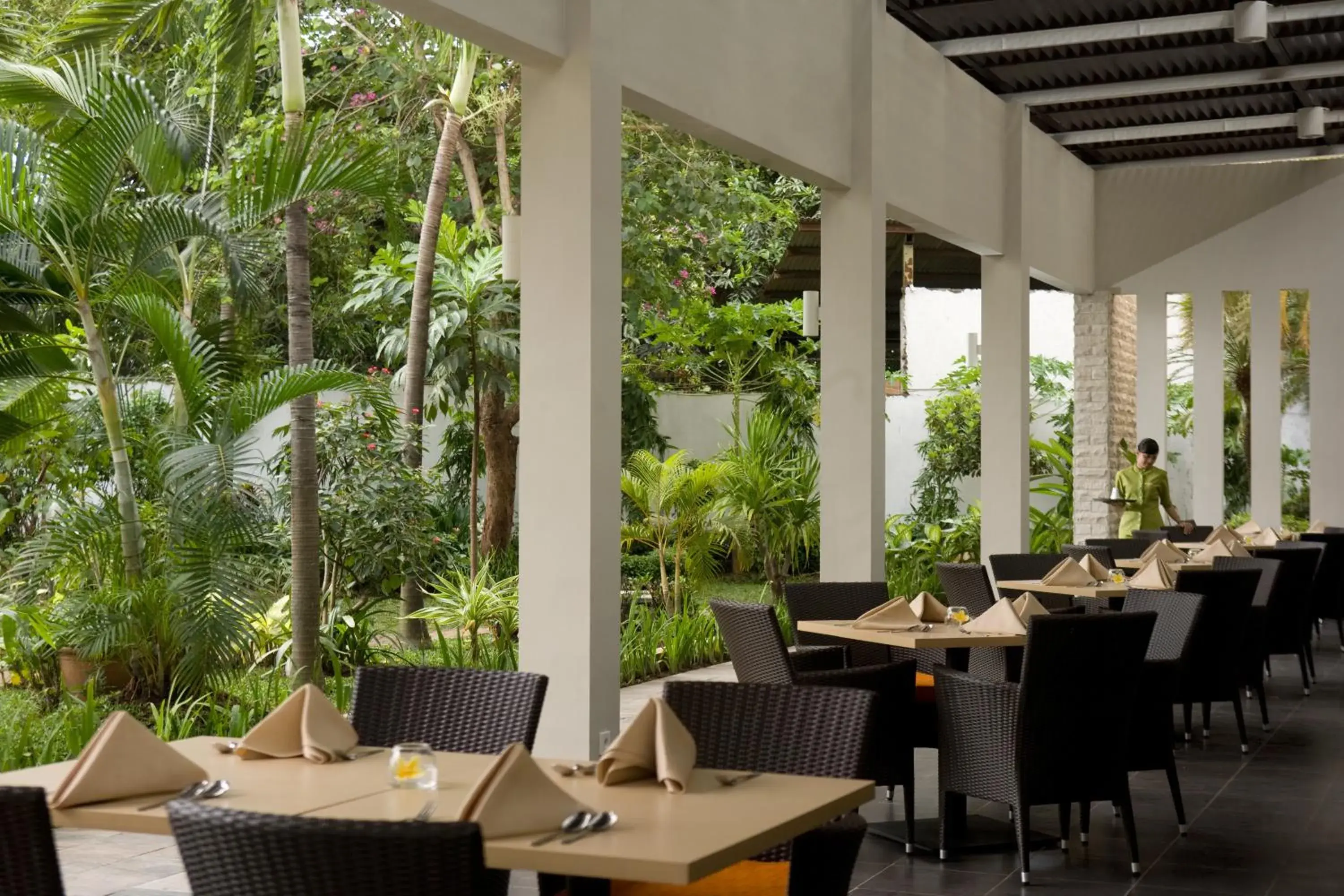 Restaurant/Places to Eat in Hotel Santika Cirebon