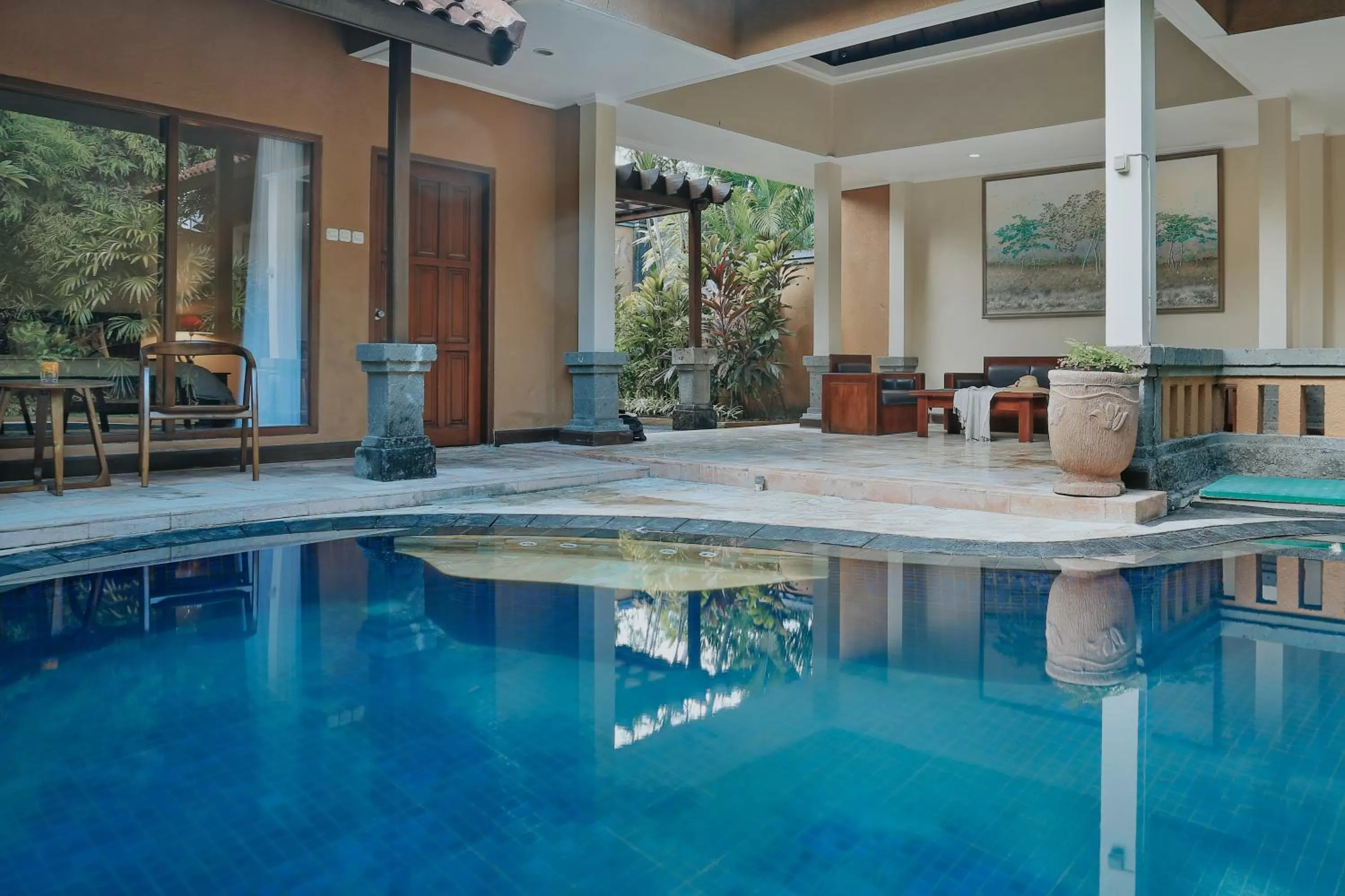 Swimming pool in Parigata Villas Resort
