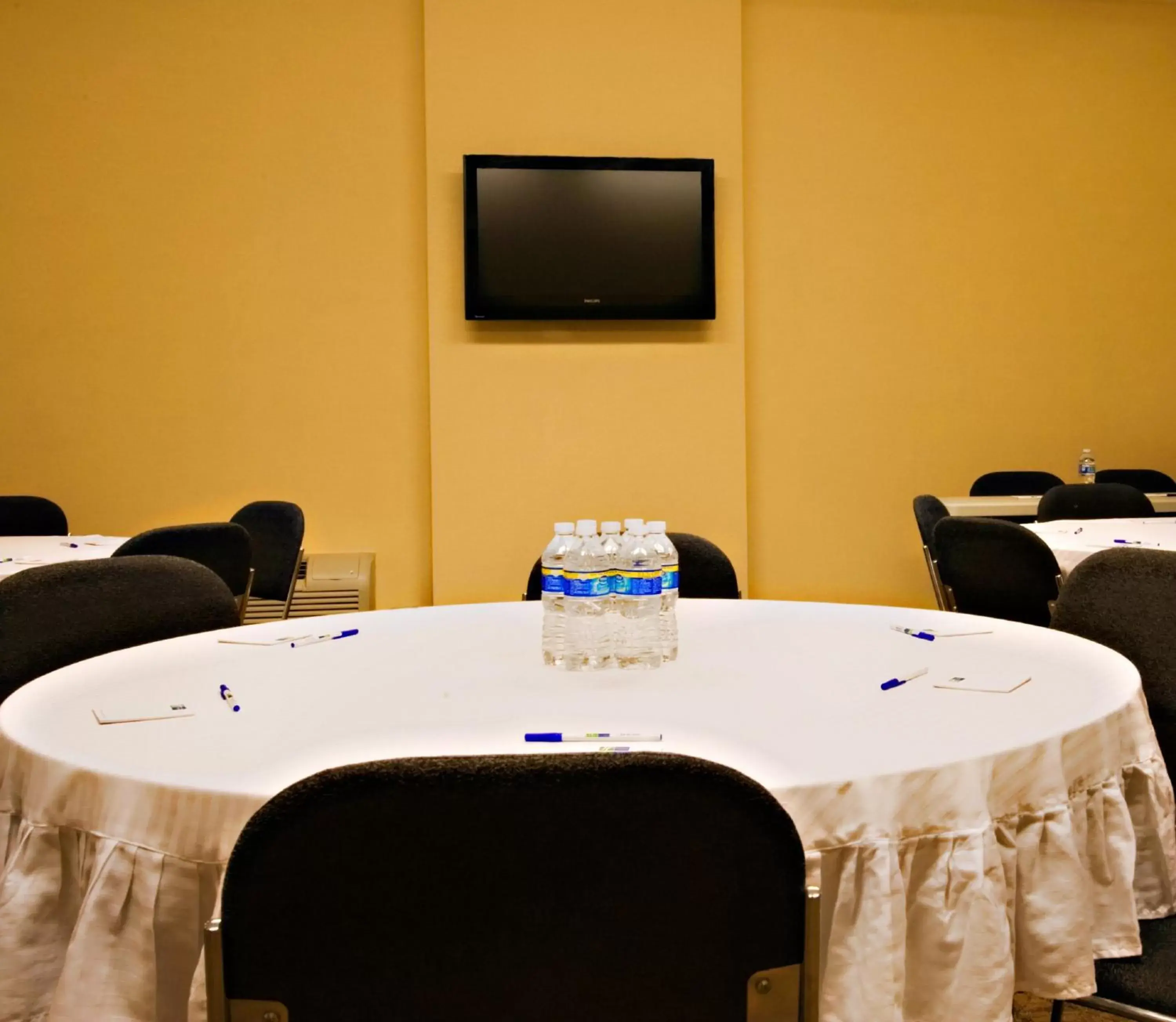 Meeting/conference room in Holiday Inn Express Hotel and Suites Borger, an IHG Hotel