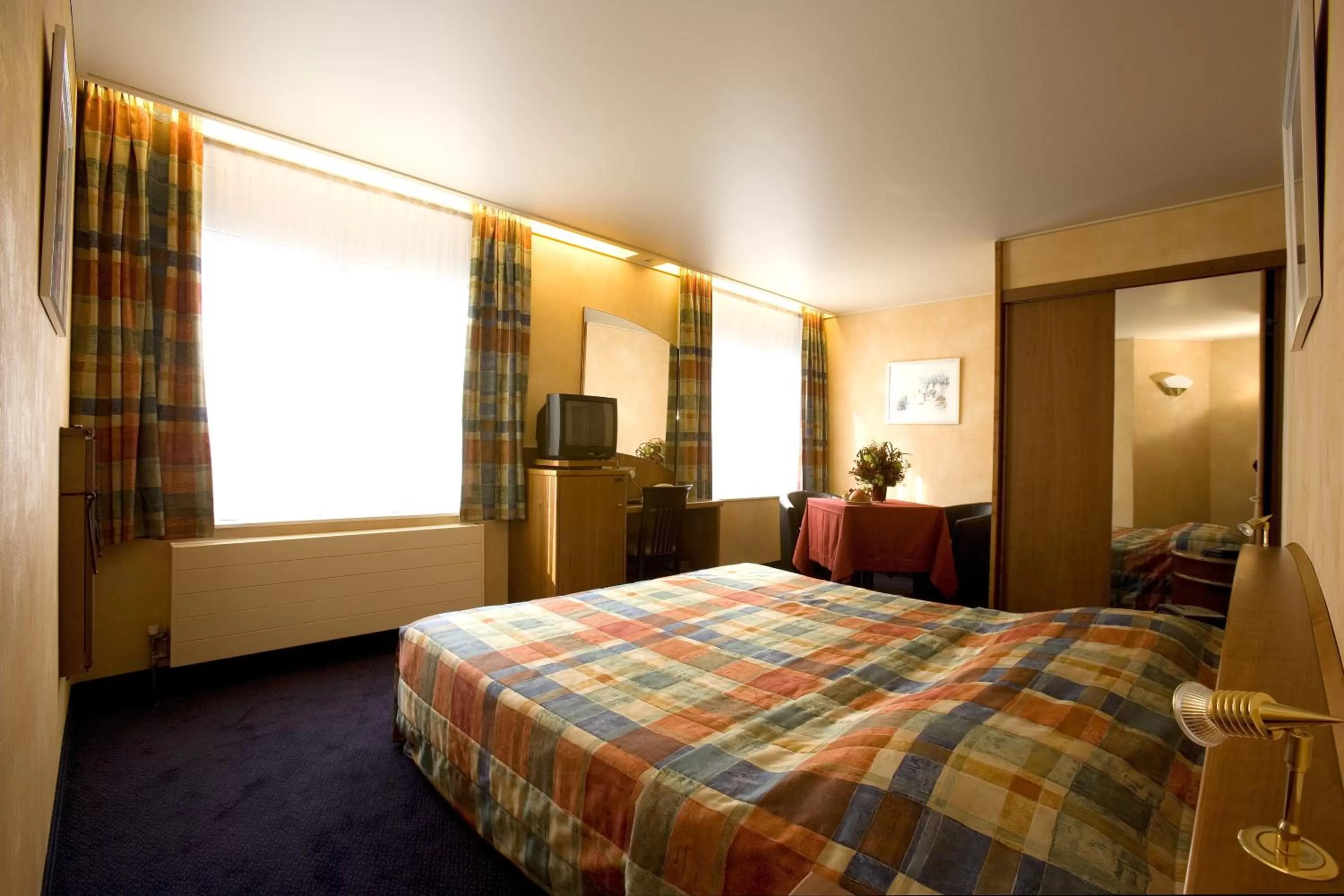 Photo of the whole room, Bed in Hotel Pacific