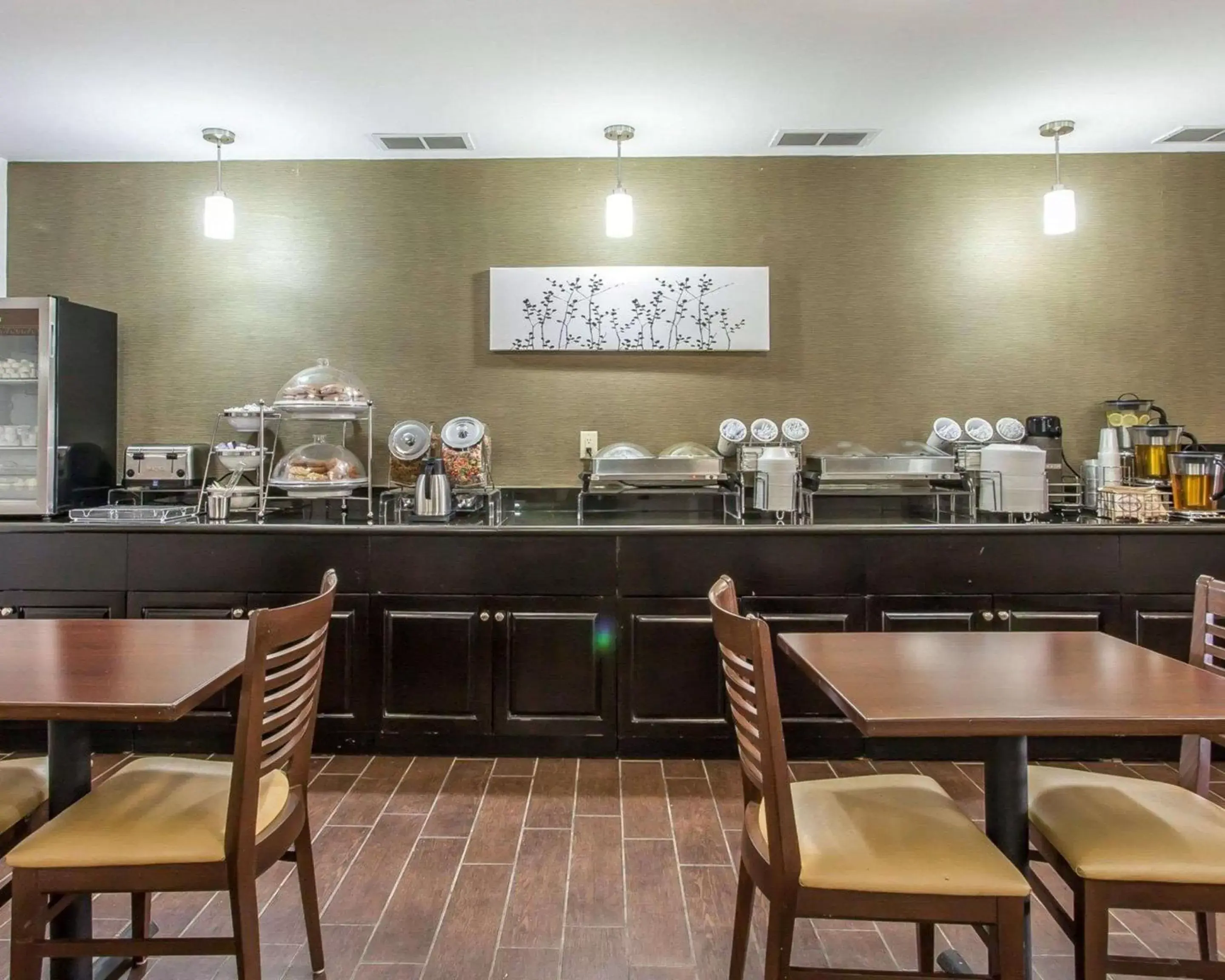 Restaurant/Places to Eat in Sleep Inn & Suites Near I-90 and Ashtabula