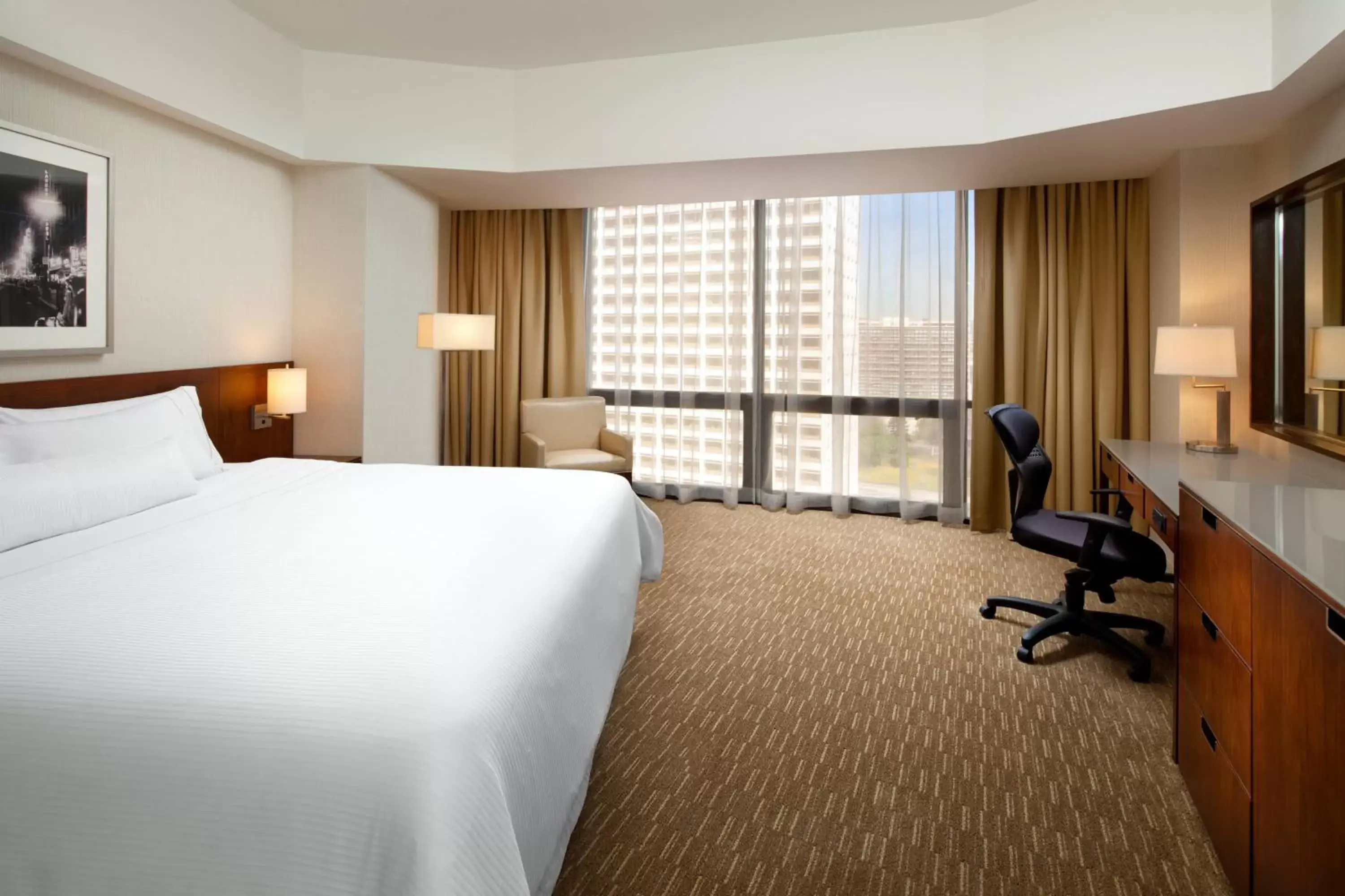 Guest room, 1 King, City view, High floor in The Westin Bonaventure Hotel & Suites, Los Angeles