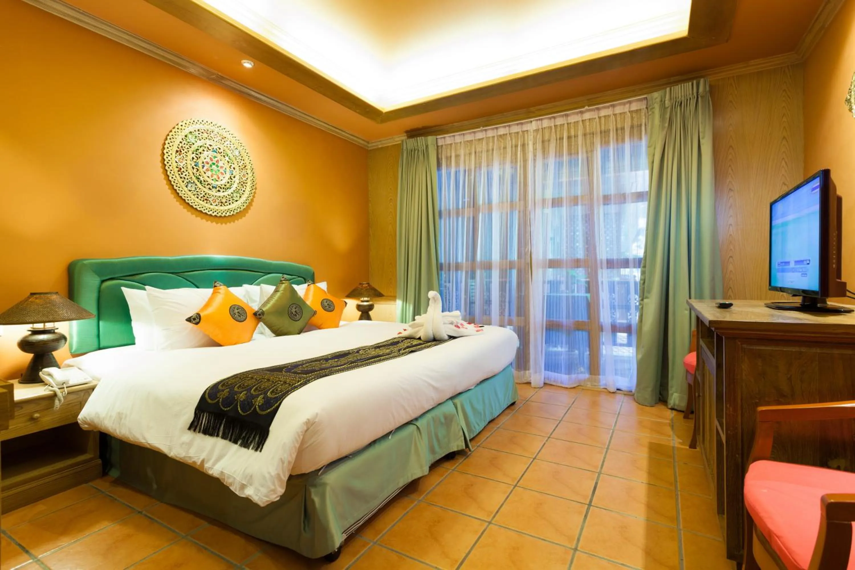 Bed in Royal Phawadee Village Patong - 2 Minutes walk to the beach