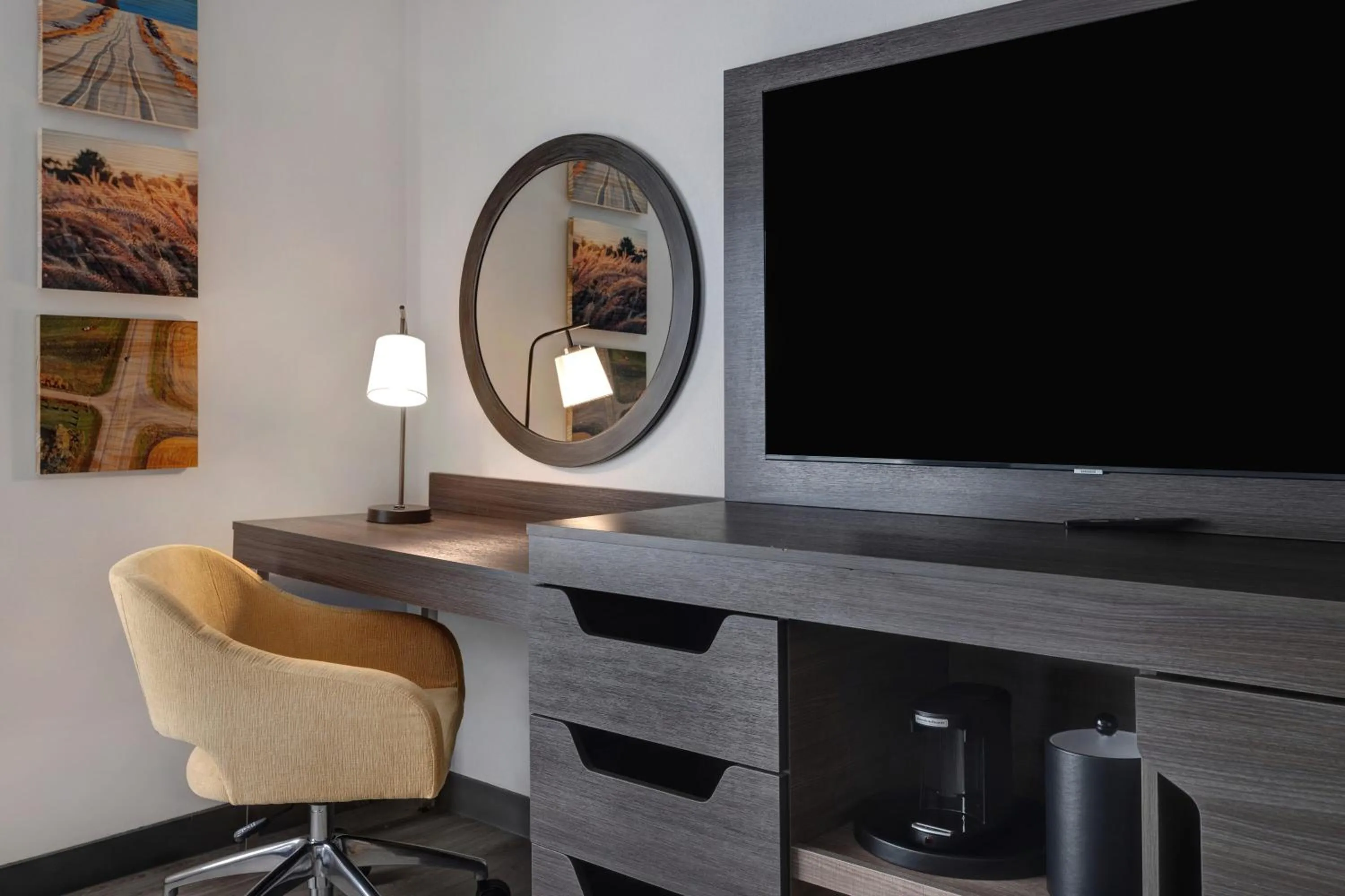 Communal lounge/ TV room in Hampton Inn Chicago Orland Park