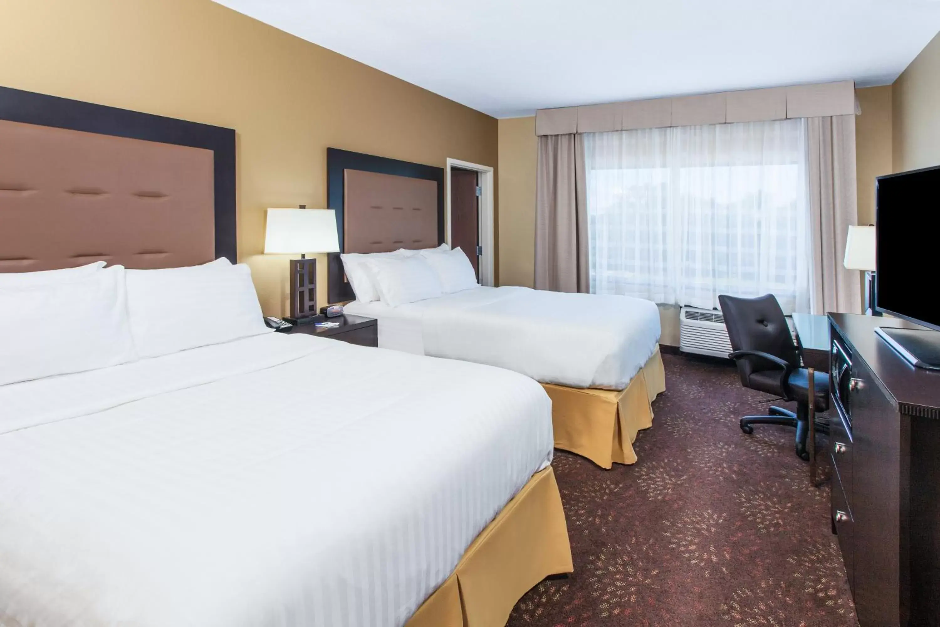 Photo of the whole room, Bed in Holiday Inn Express & Suites Sandusky, an IHG Hotel