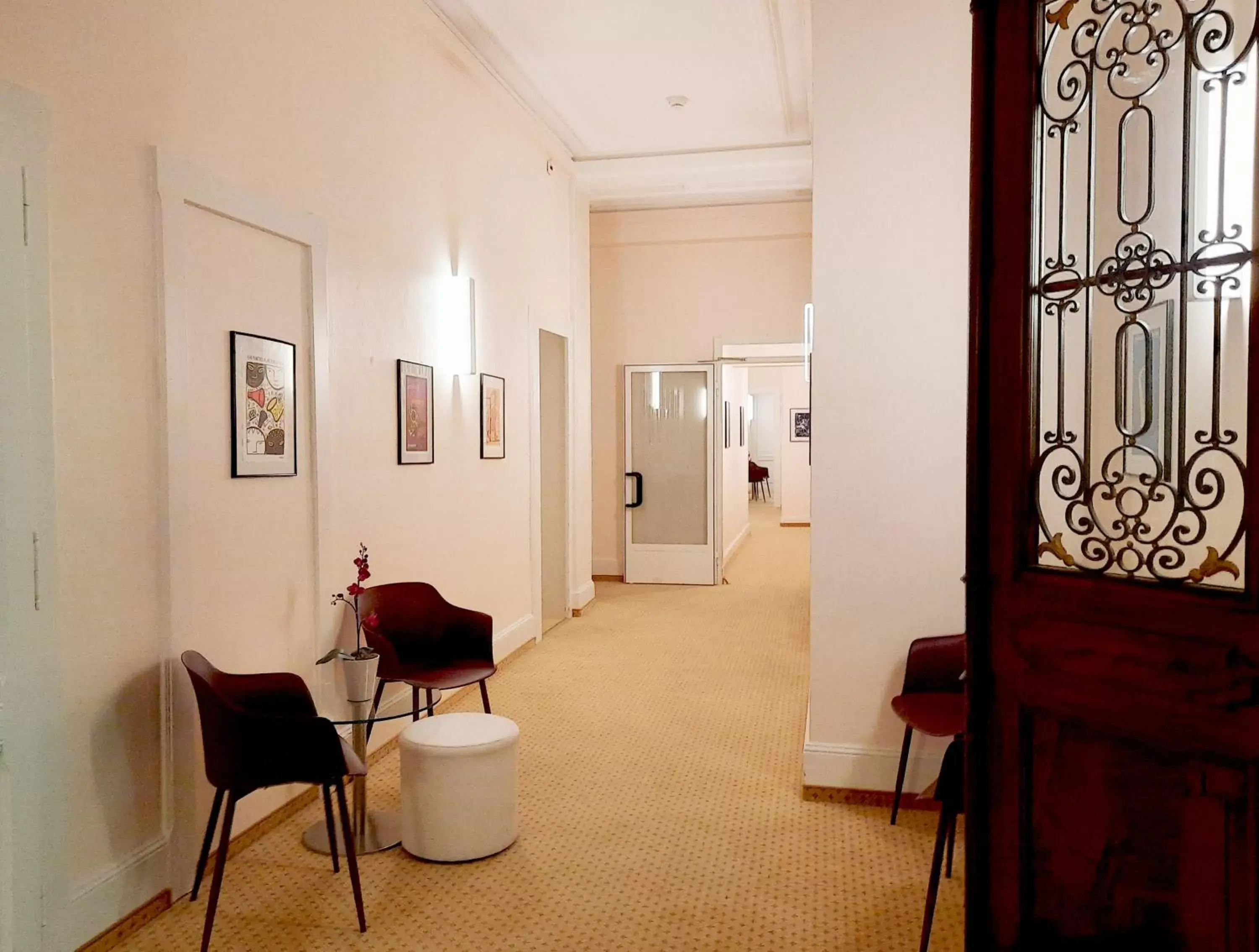 Property building in Villa Toscane Property building in Villa Toscane