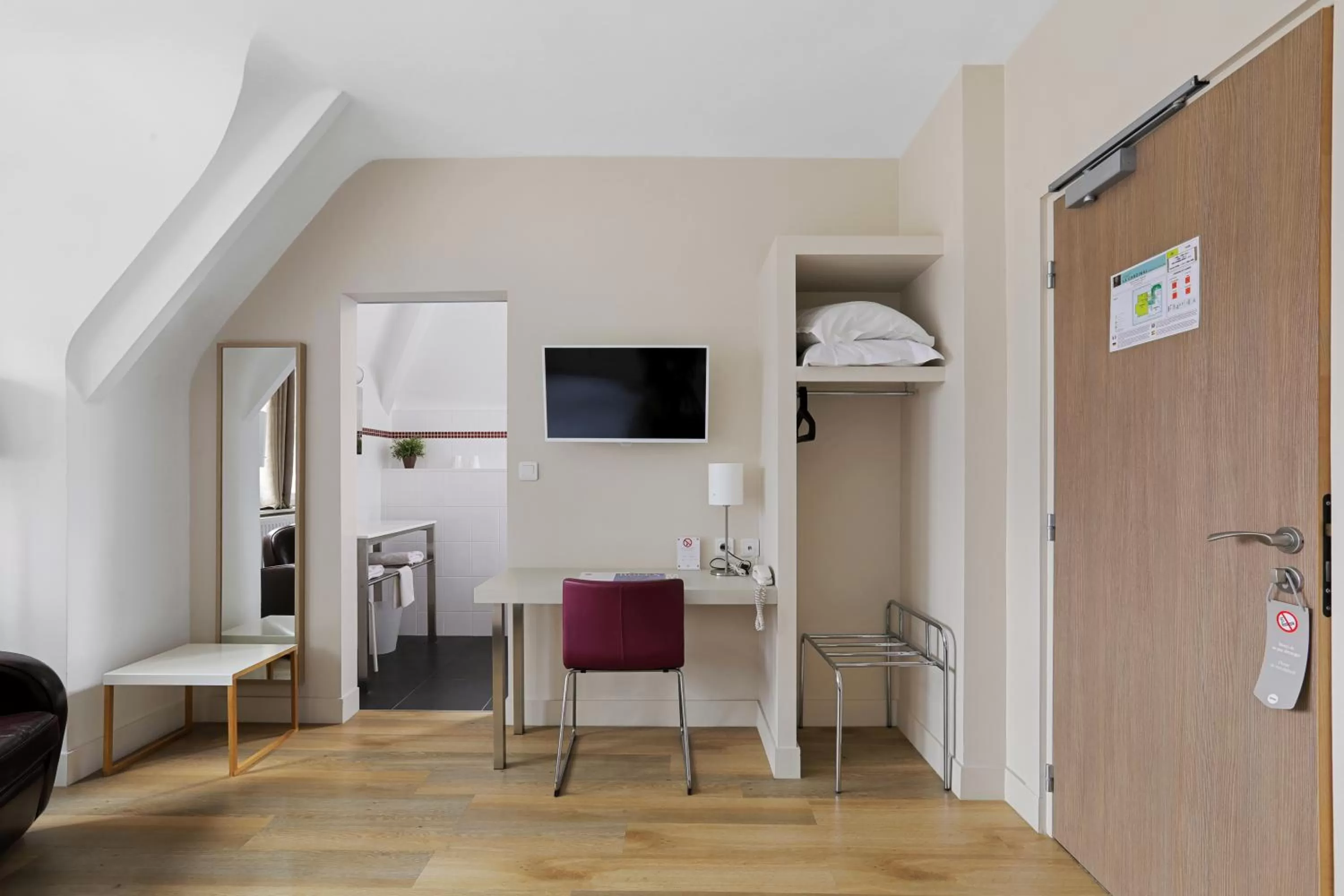 TV and multimedia in Hôtel Cardinal