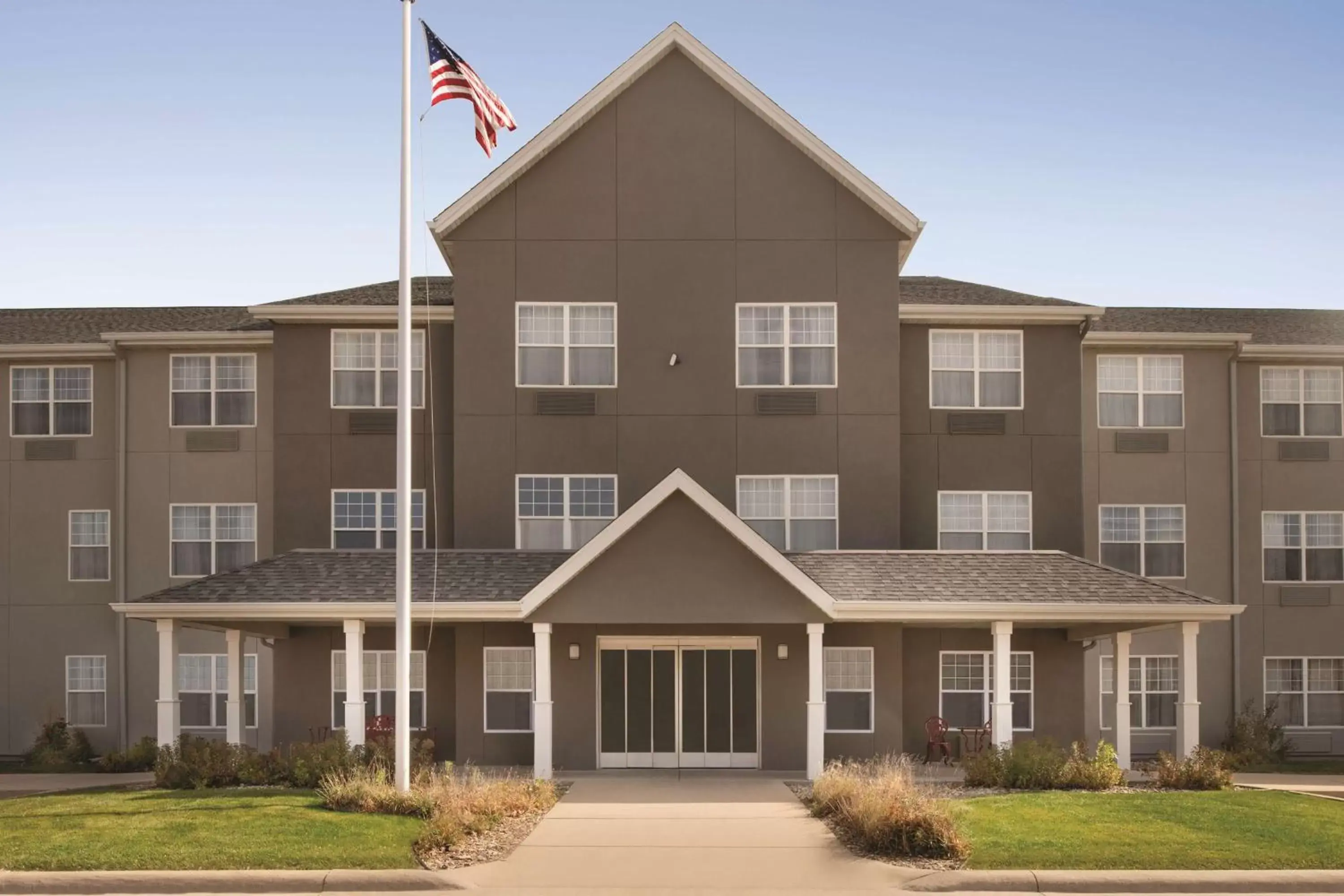 Property Building in Country Inn & Suites by Radisson, Cedar Falls, IA