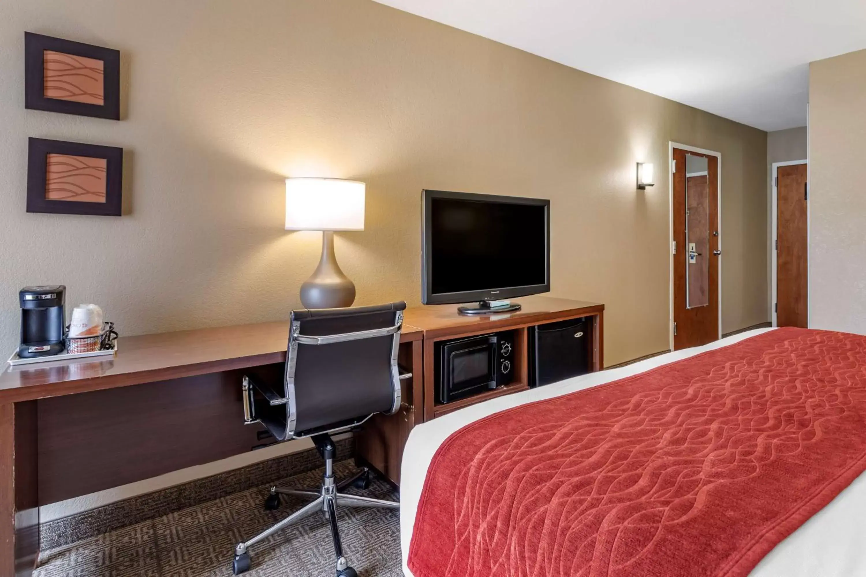 Photo of the whole room, TV/Entertainment Center in Comfort Inn Asheville Biltmore West