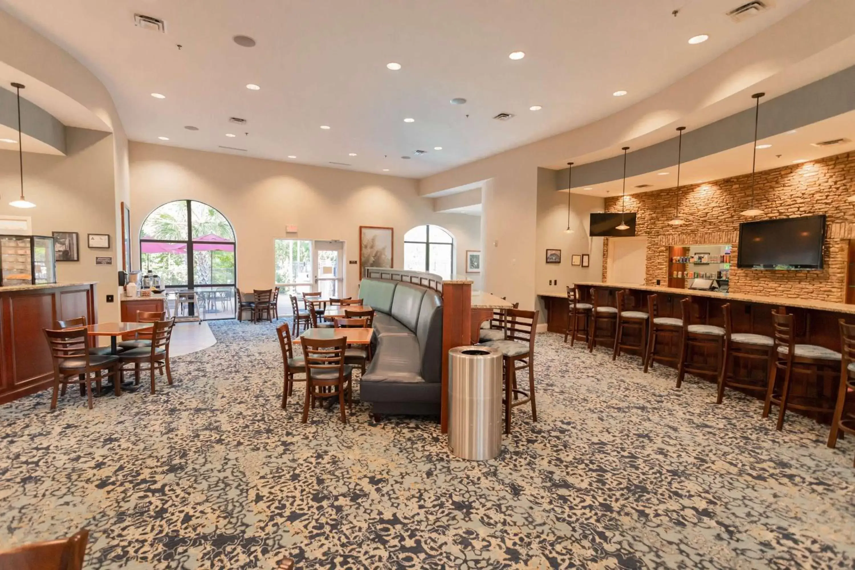 Lounge or bar, Restaurant/Places to Eat in Best Western PLUS Westgate Inn and Suites