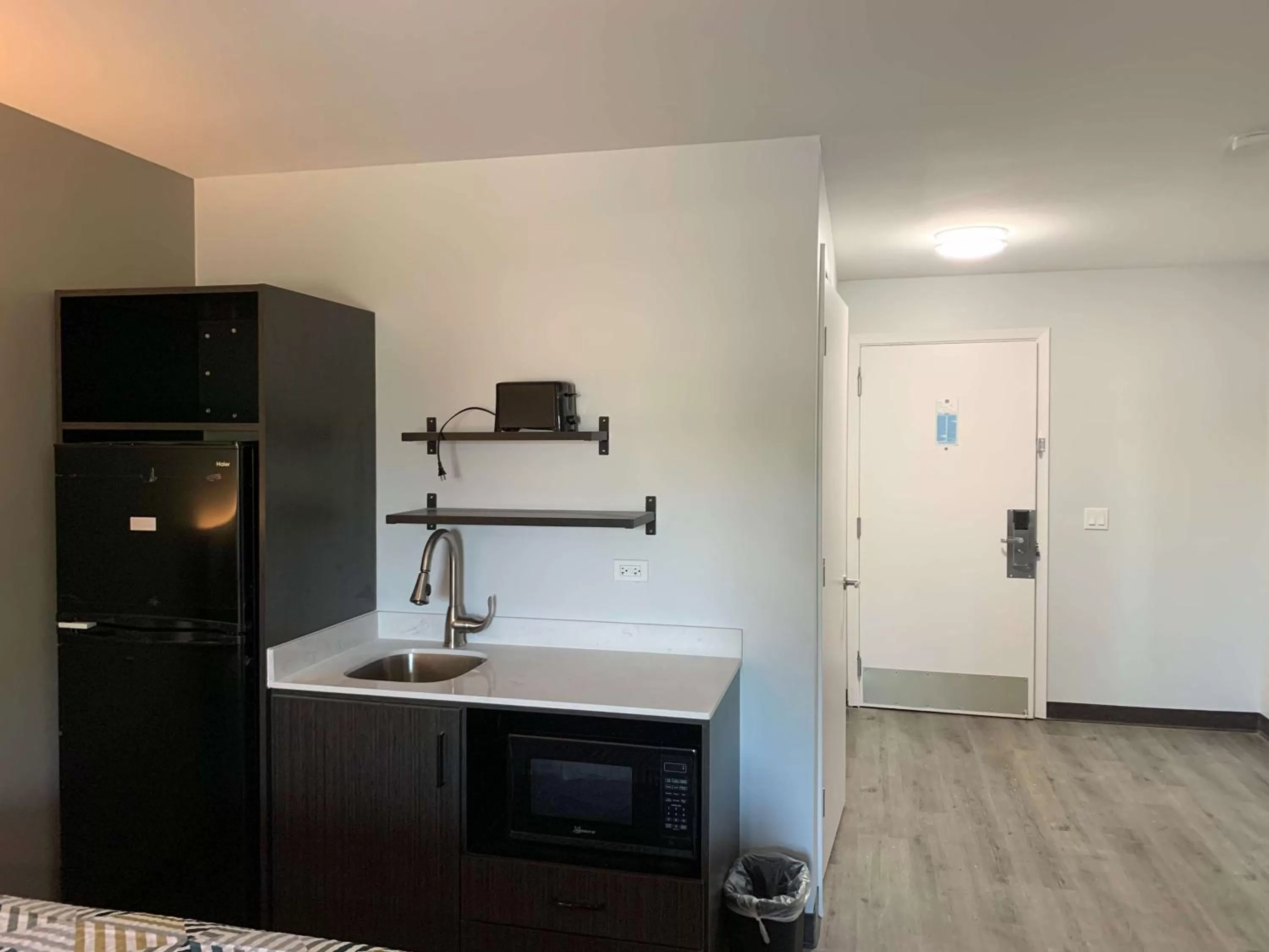 Photo of the whole room in Studio 6 Rockford