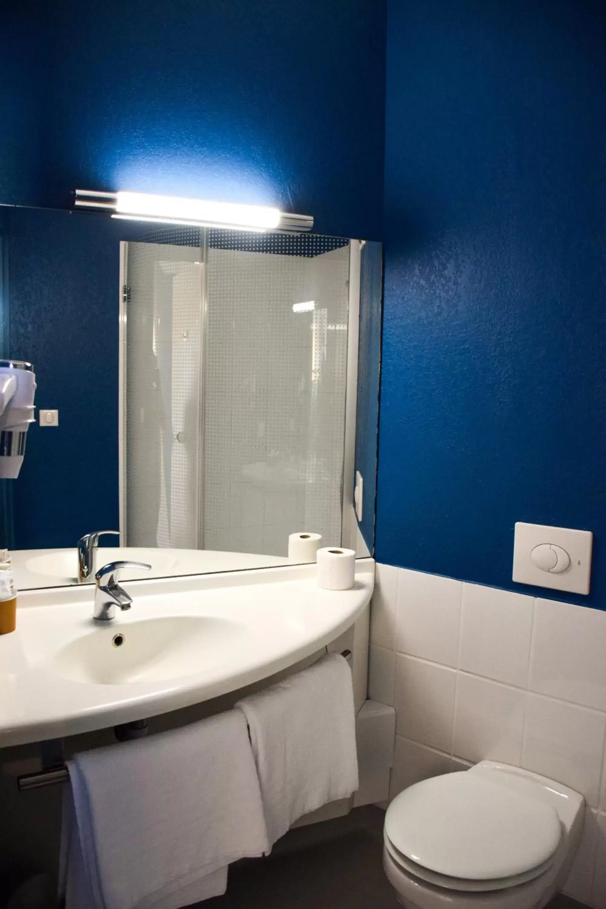 Bathroom in ibis Budget Millau Viaduc