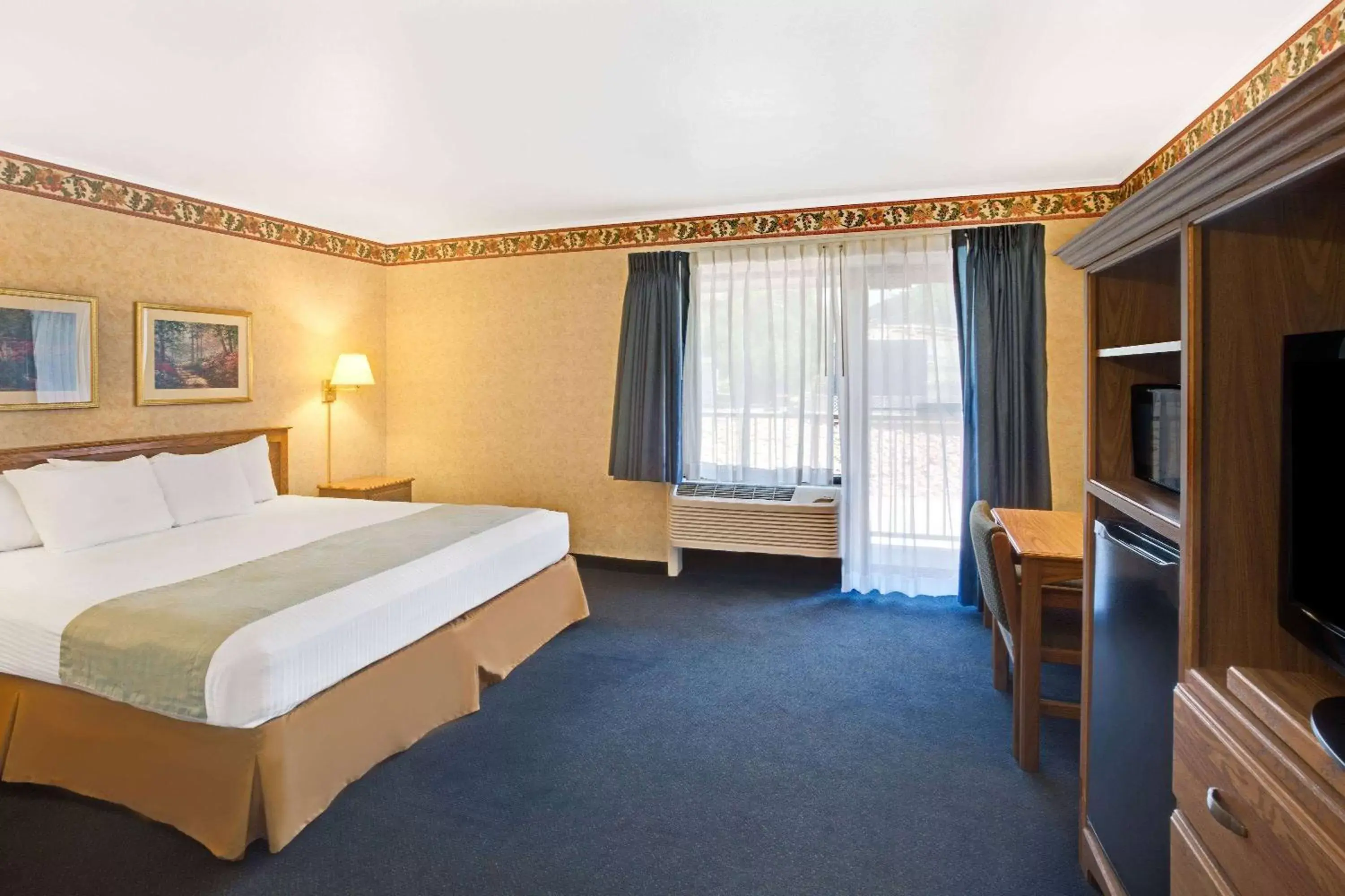 Photo of the whole room, Bed in Travelodge by Wyndham Rapid City