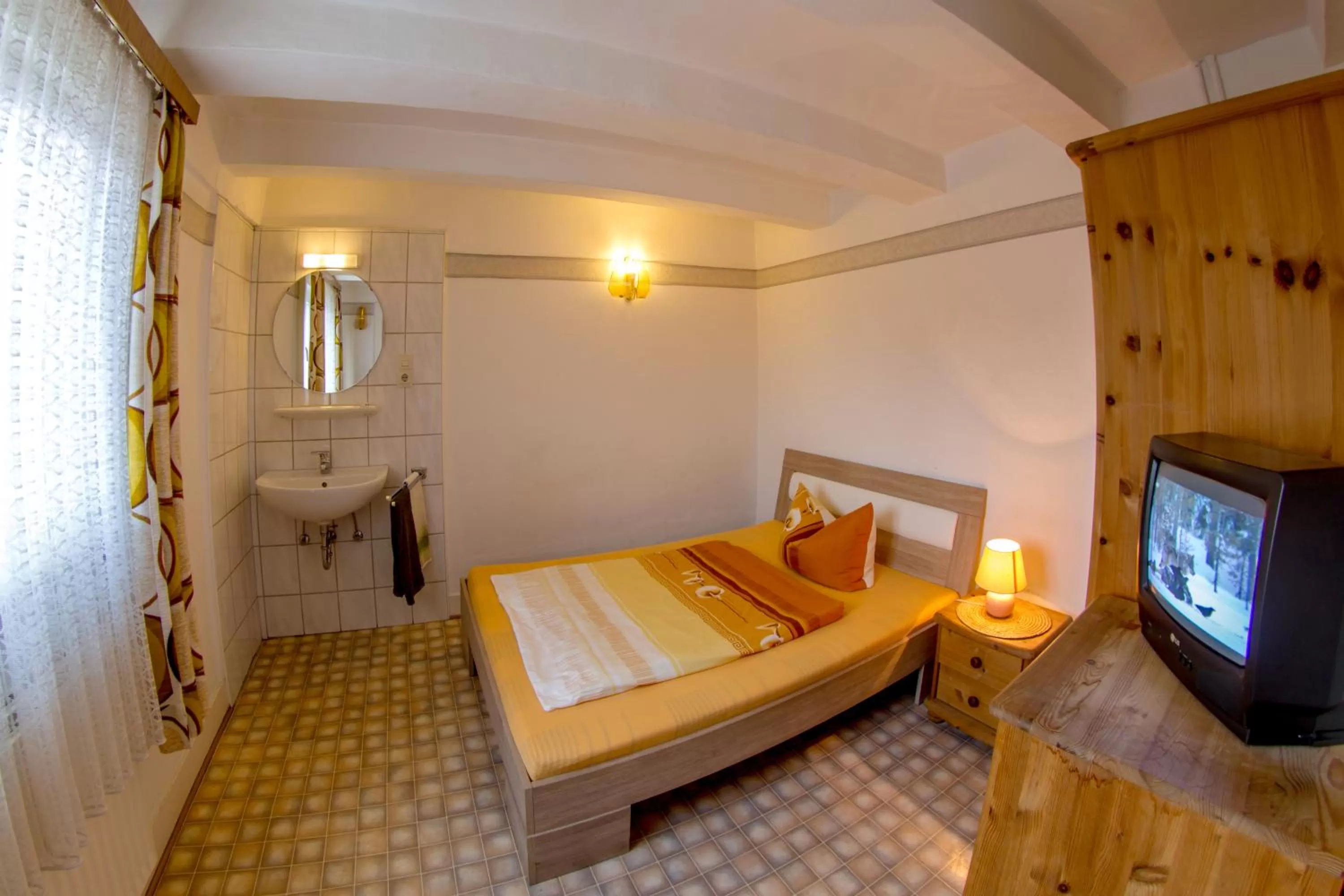 Photo of the whole room, Bed in Lindenschänke