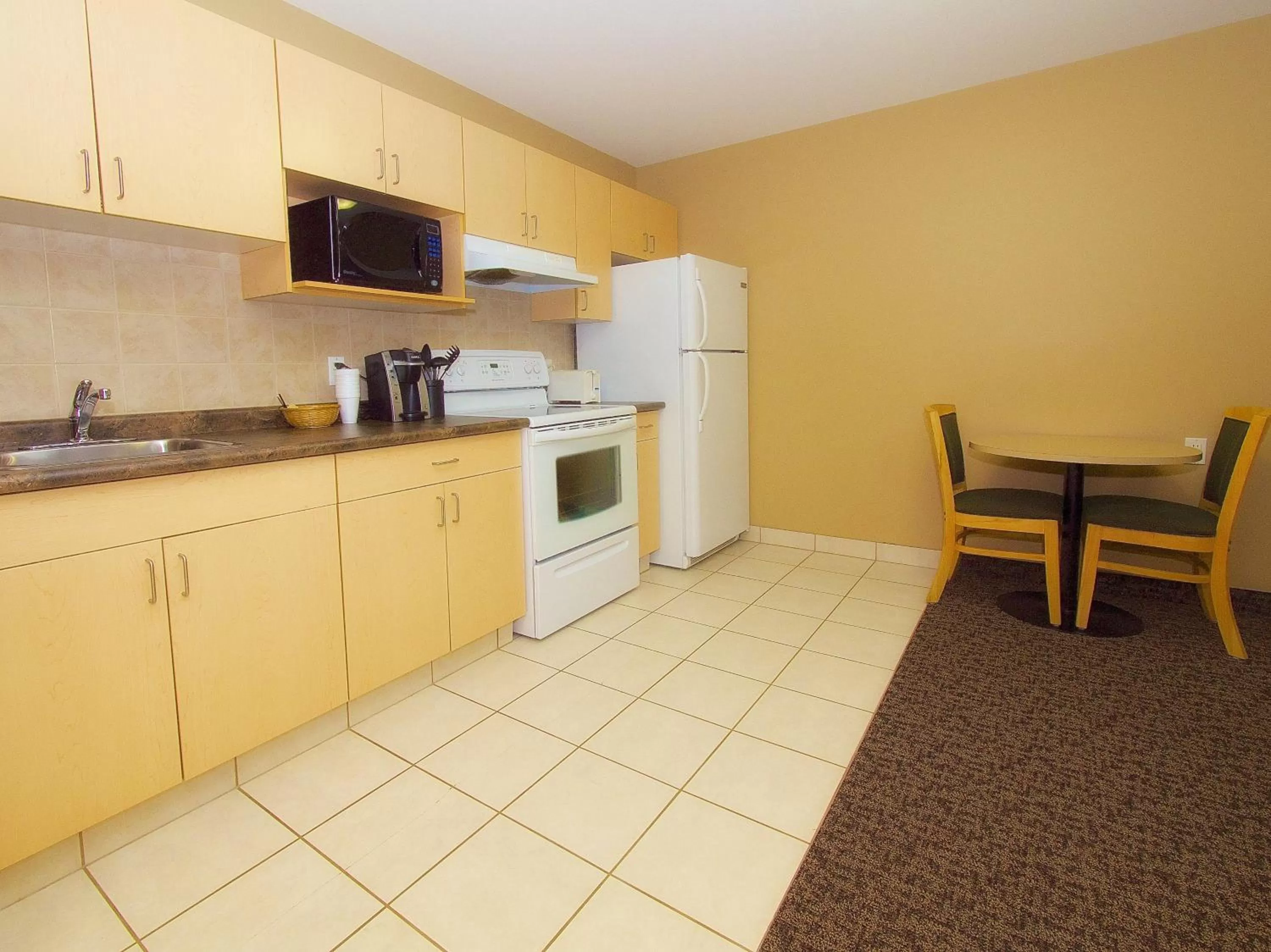 Kitchen or kitchenette in BCMInns - Fort McMurray - Rusty's