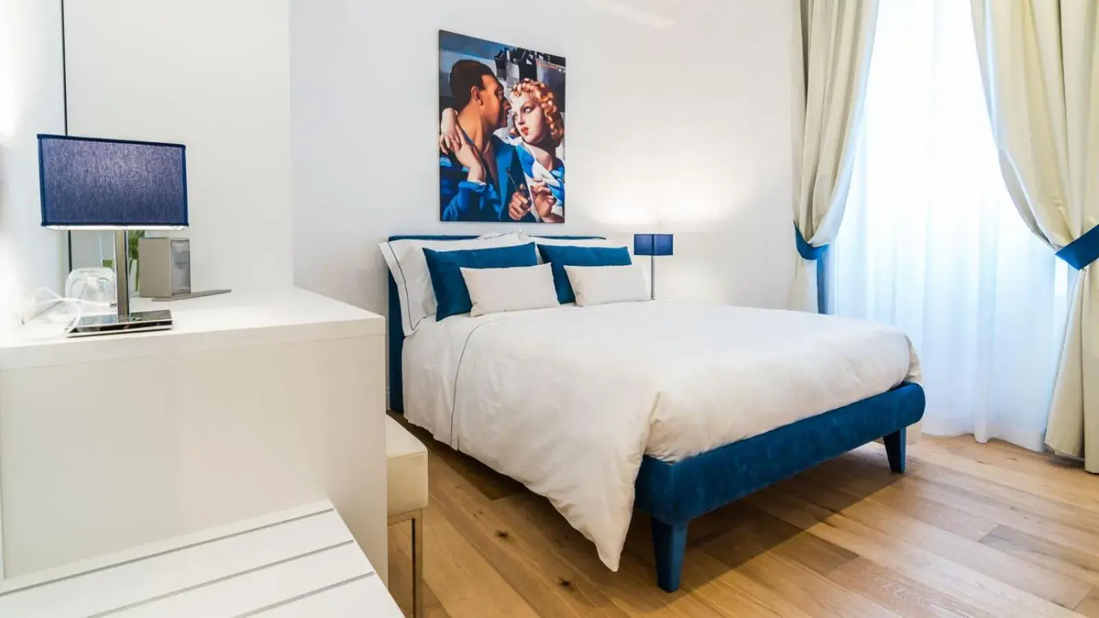 Small Double Room - single occupancy in Cafe Bleu Relais Small Double Room - single occupancy in Cafe Bleu Relais